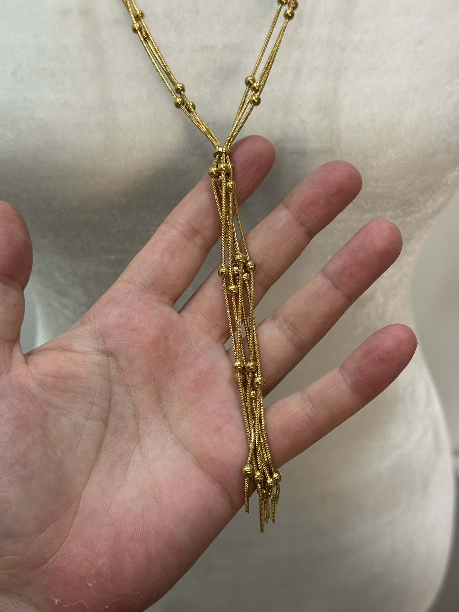 Collar bolitas dorado