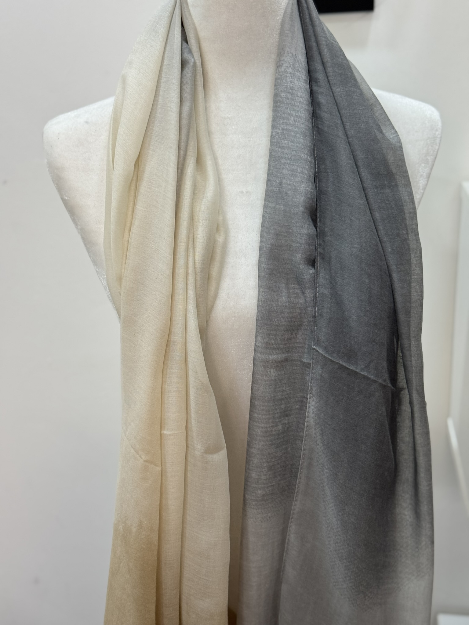 Pañuelo degradade (gris-beige)