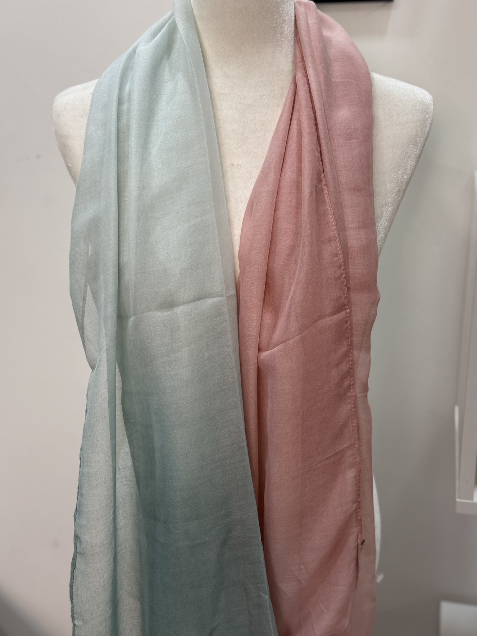 Pañuelo degrade (gris-rosa)