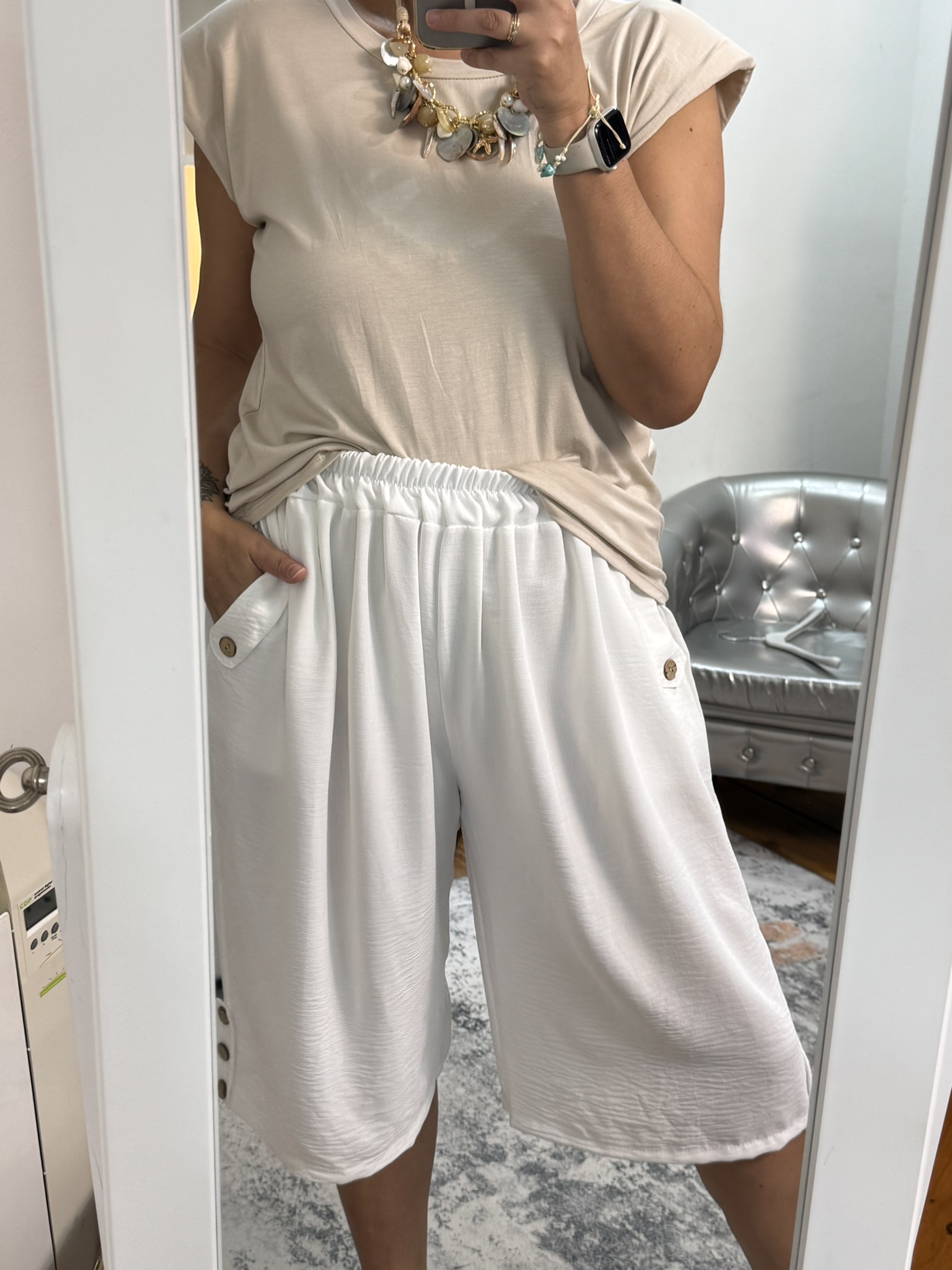 Pantalón culotte botón en bolsillo.