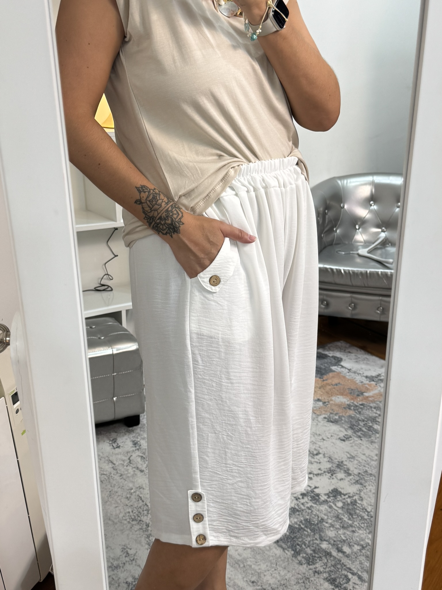 Pantalón culotte botón en bolsillo.