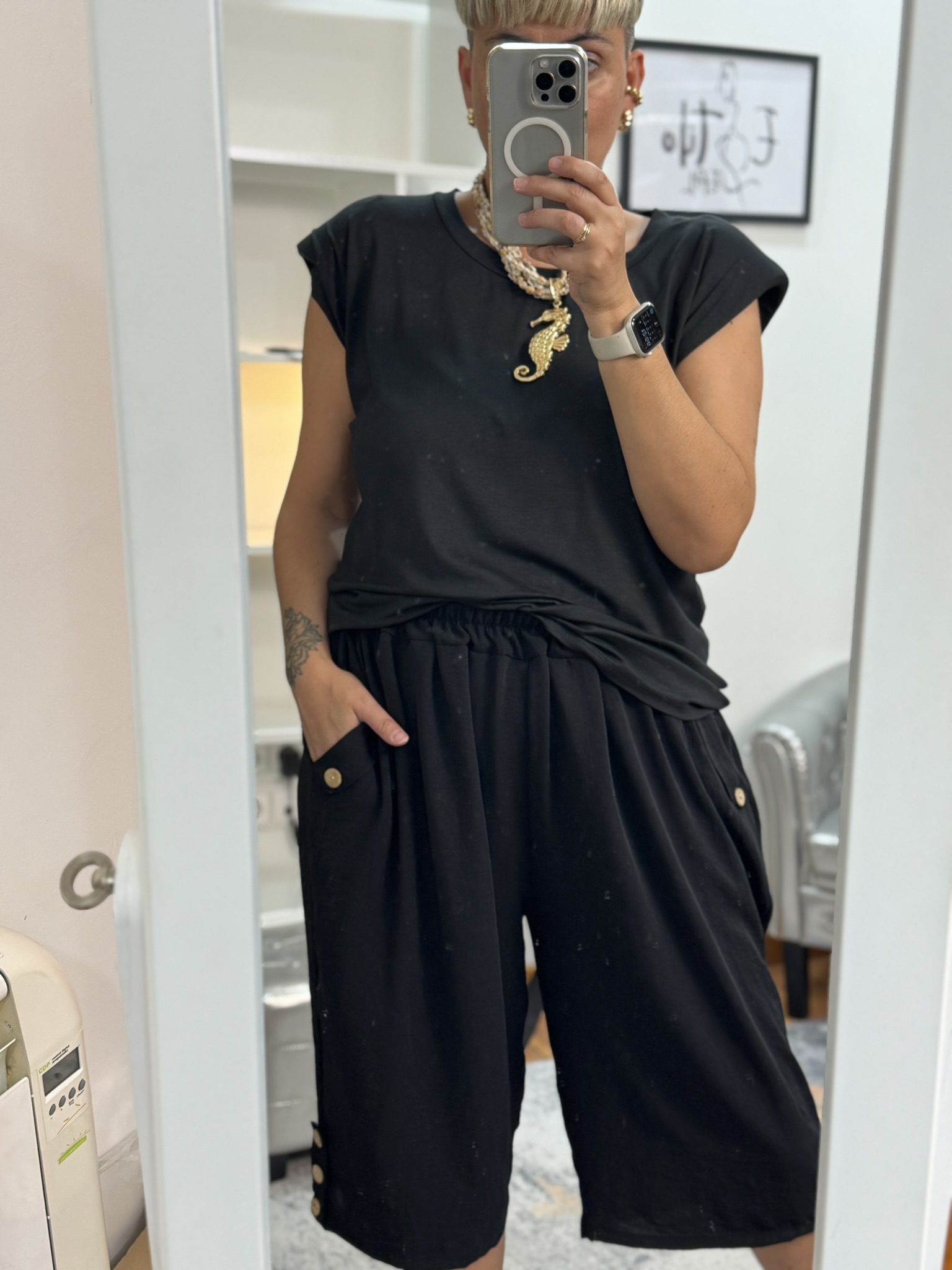 Pantalón culotte botón en bolsillo.