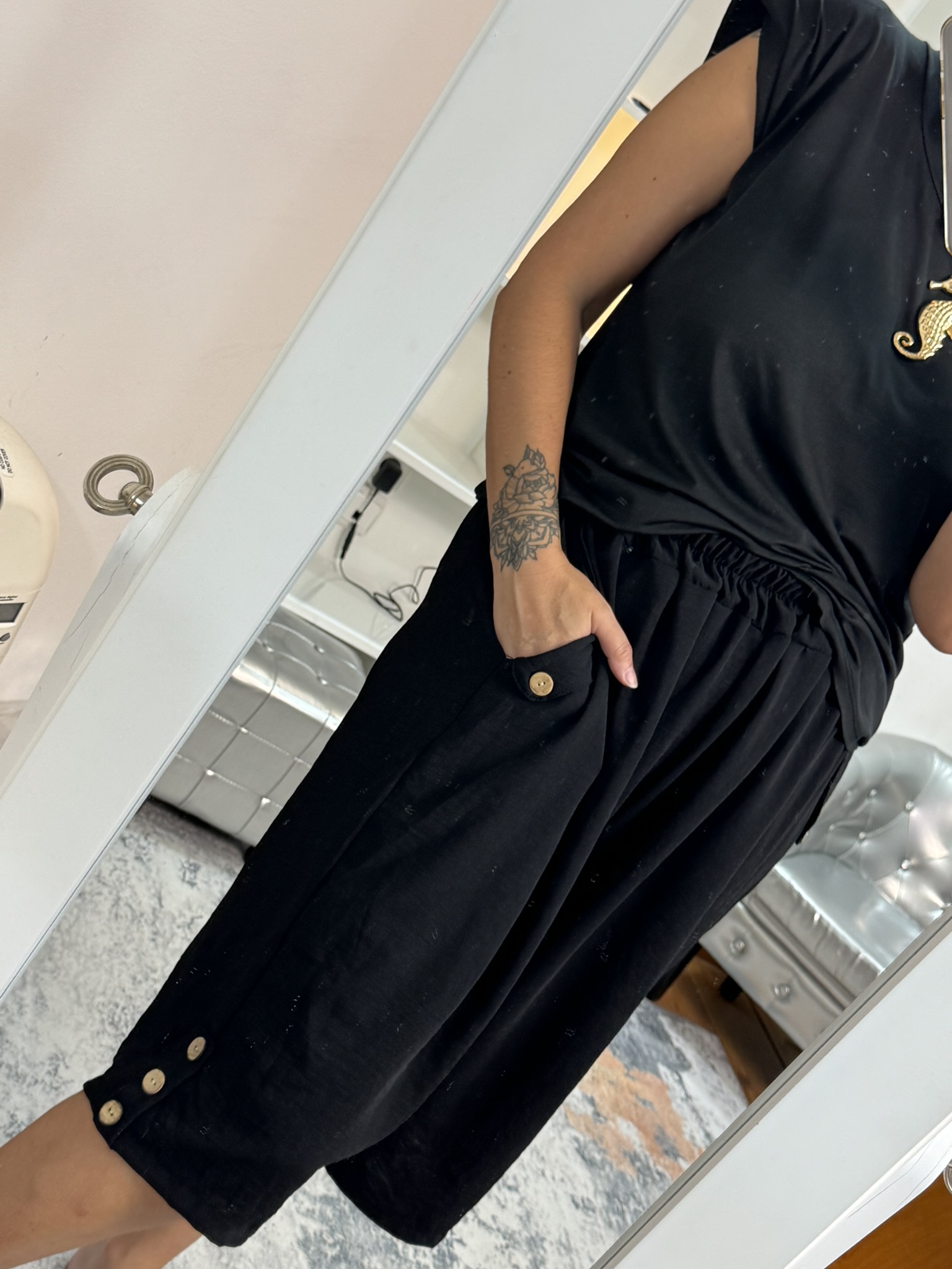 Pantalón culotte botón en bolsillo.