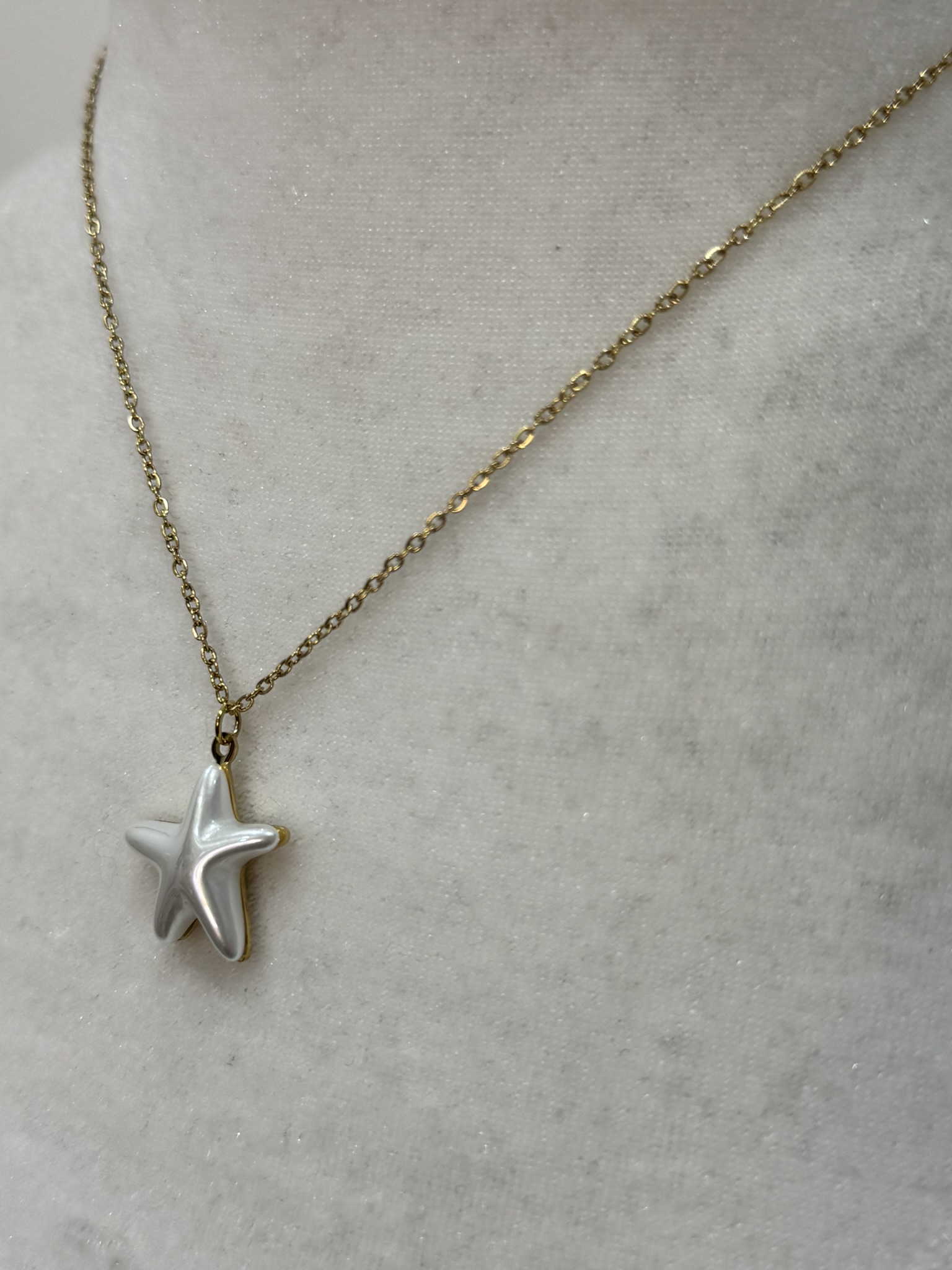 Collar corto estrella plateada