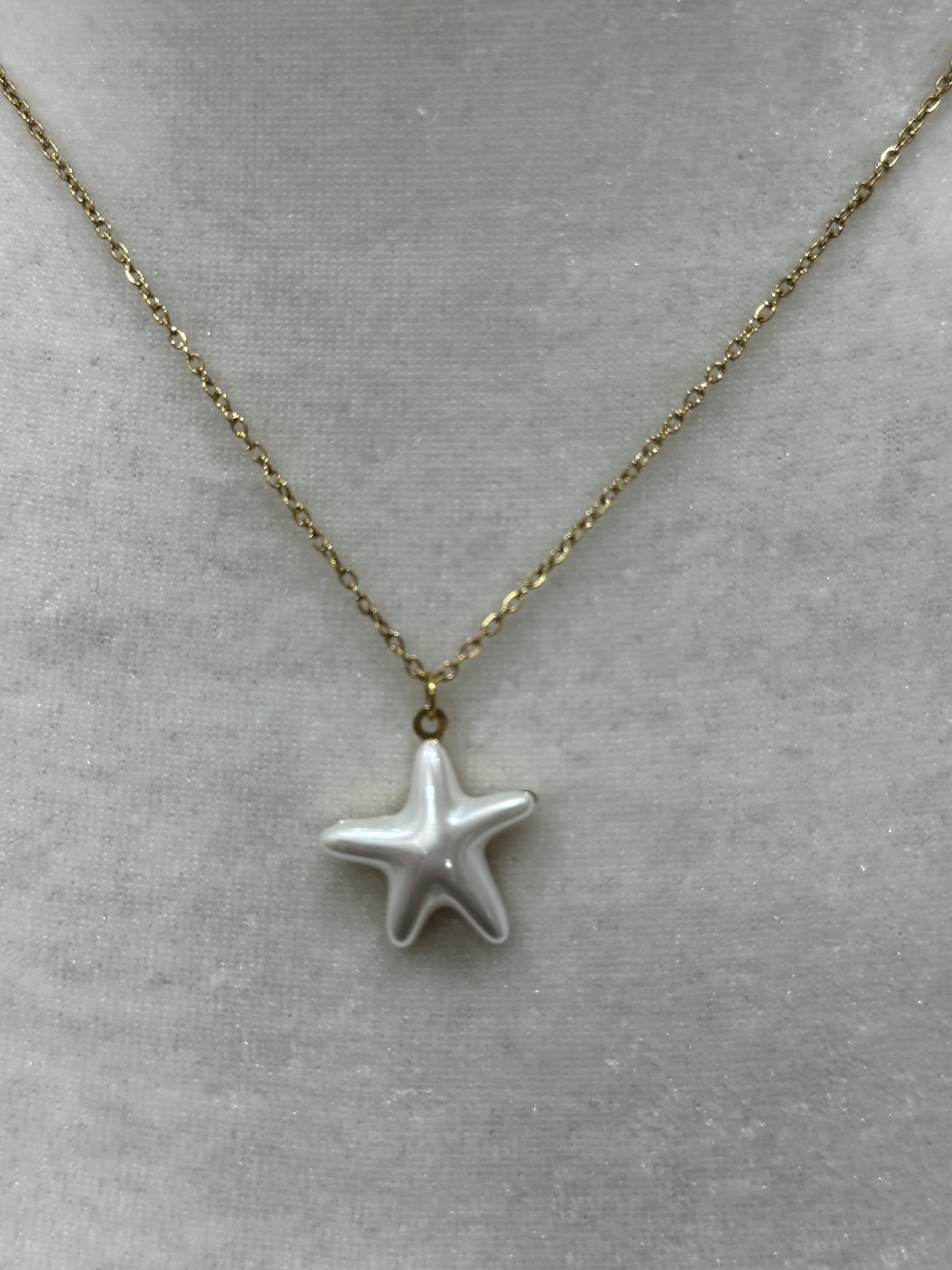 Collar corto estrella plateada