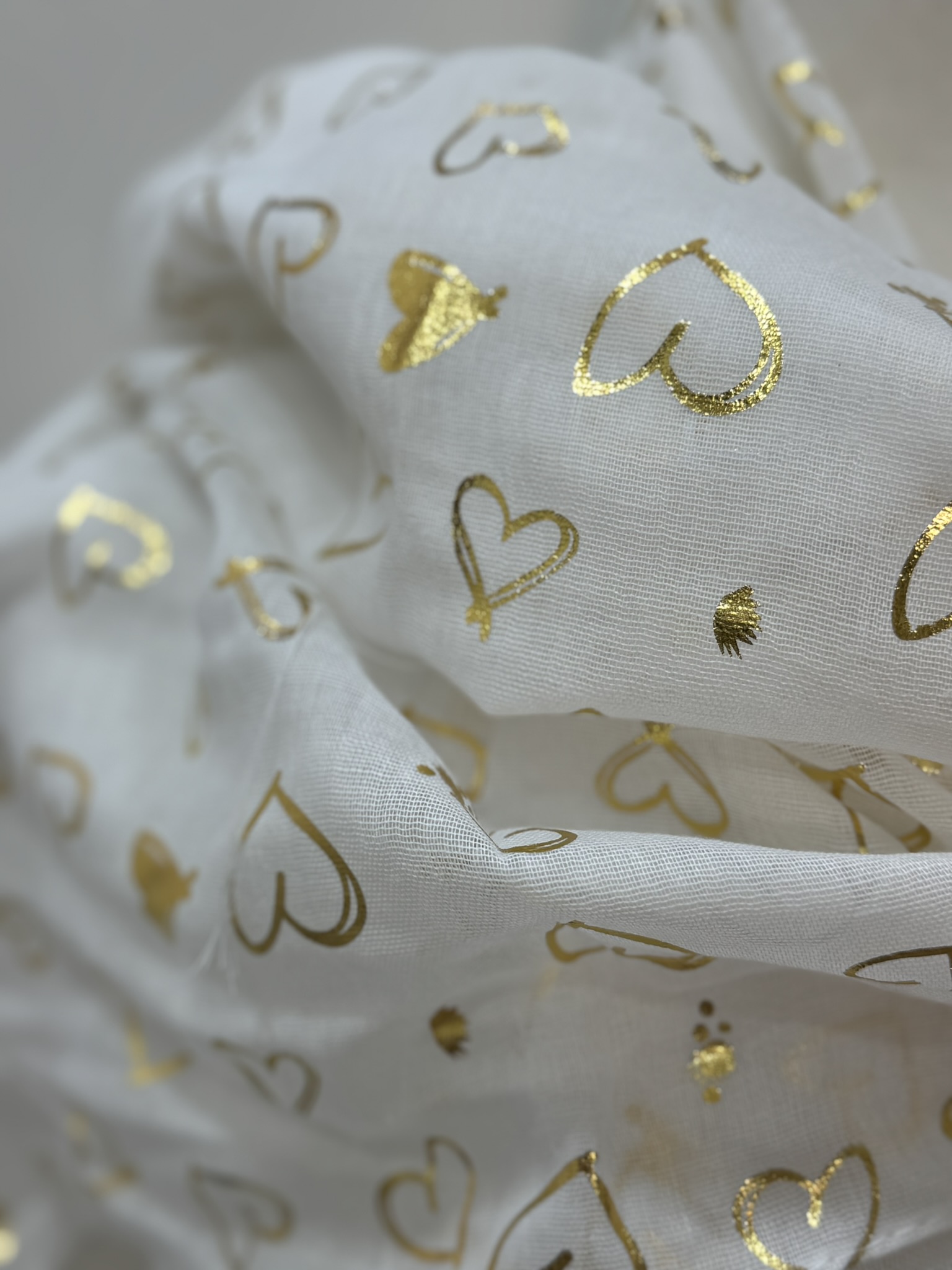 Pañuelo corazones dorados