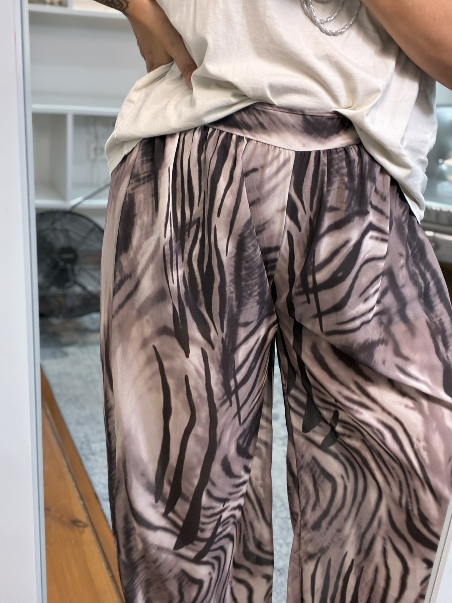 Pantalón semitransparente estampado animal print