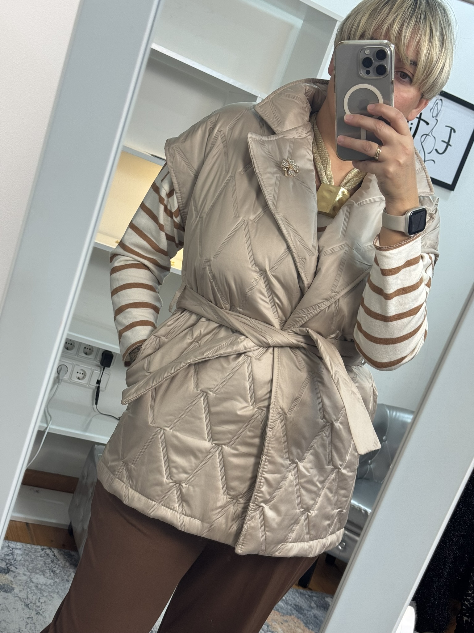 Chaleco acolchado detalle broche