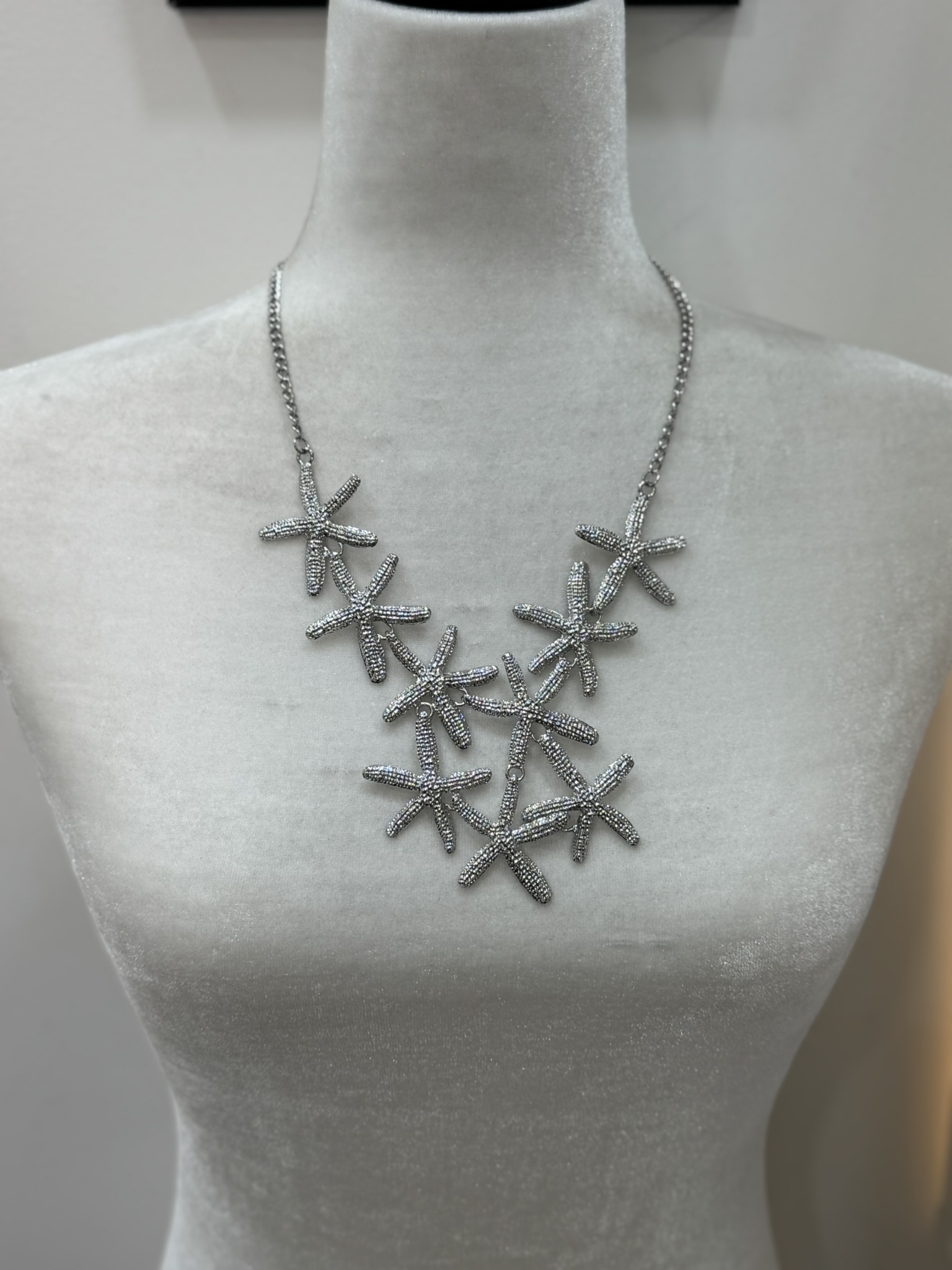 Collar estrellas plateadas