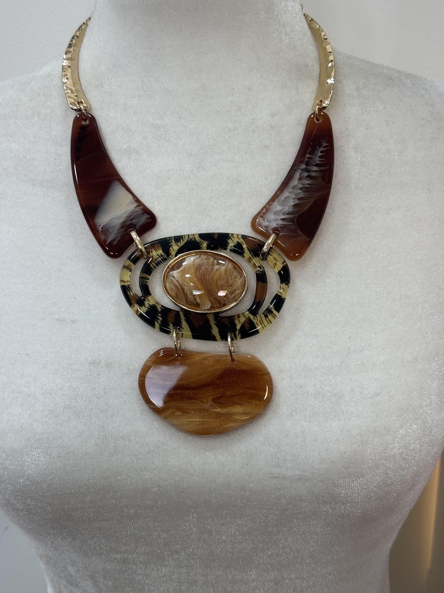 Collar animal print detalle ovalado