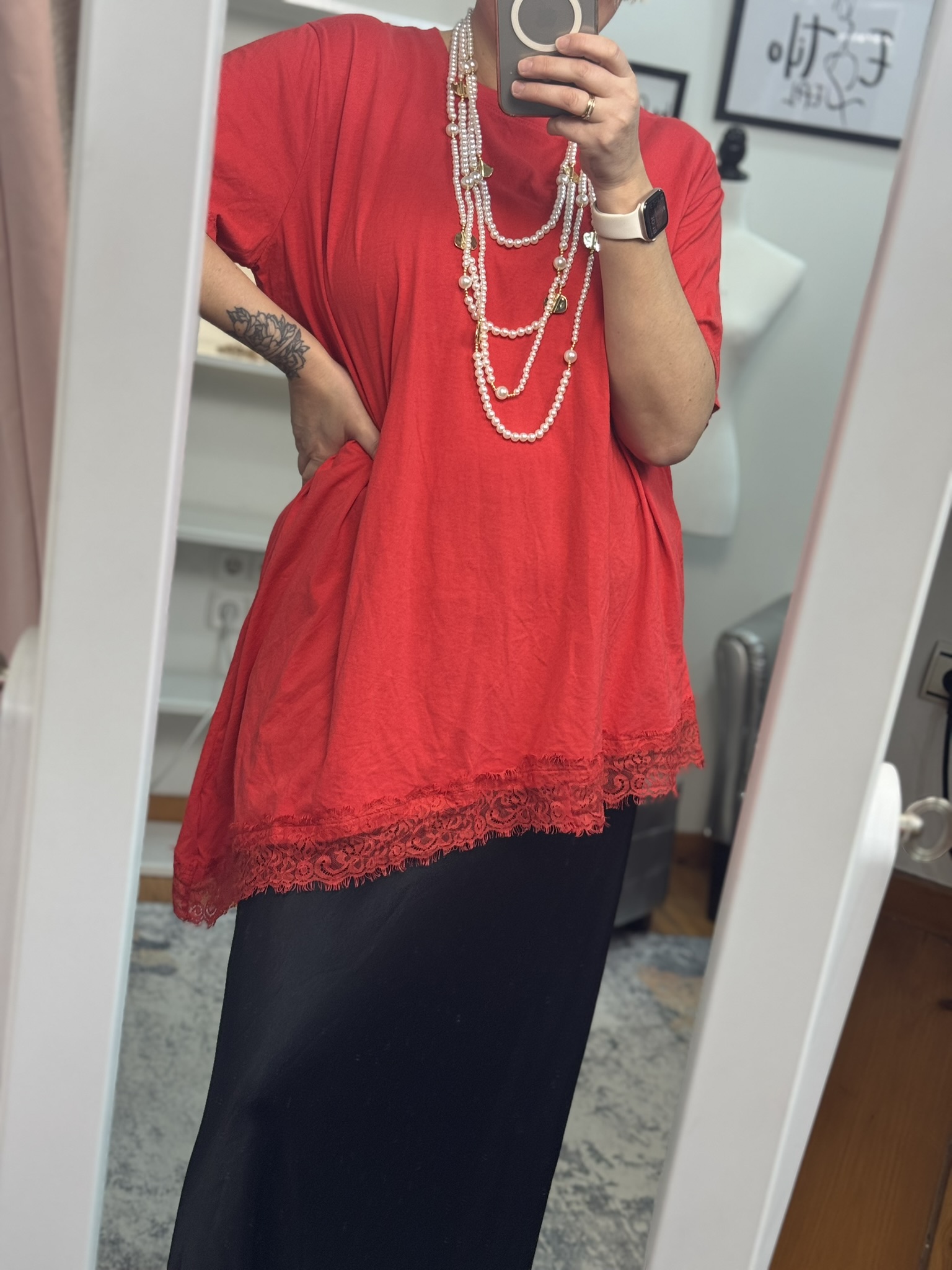 Camiseta asimétrica bajo encaje