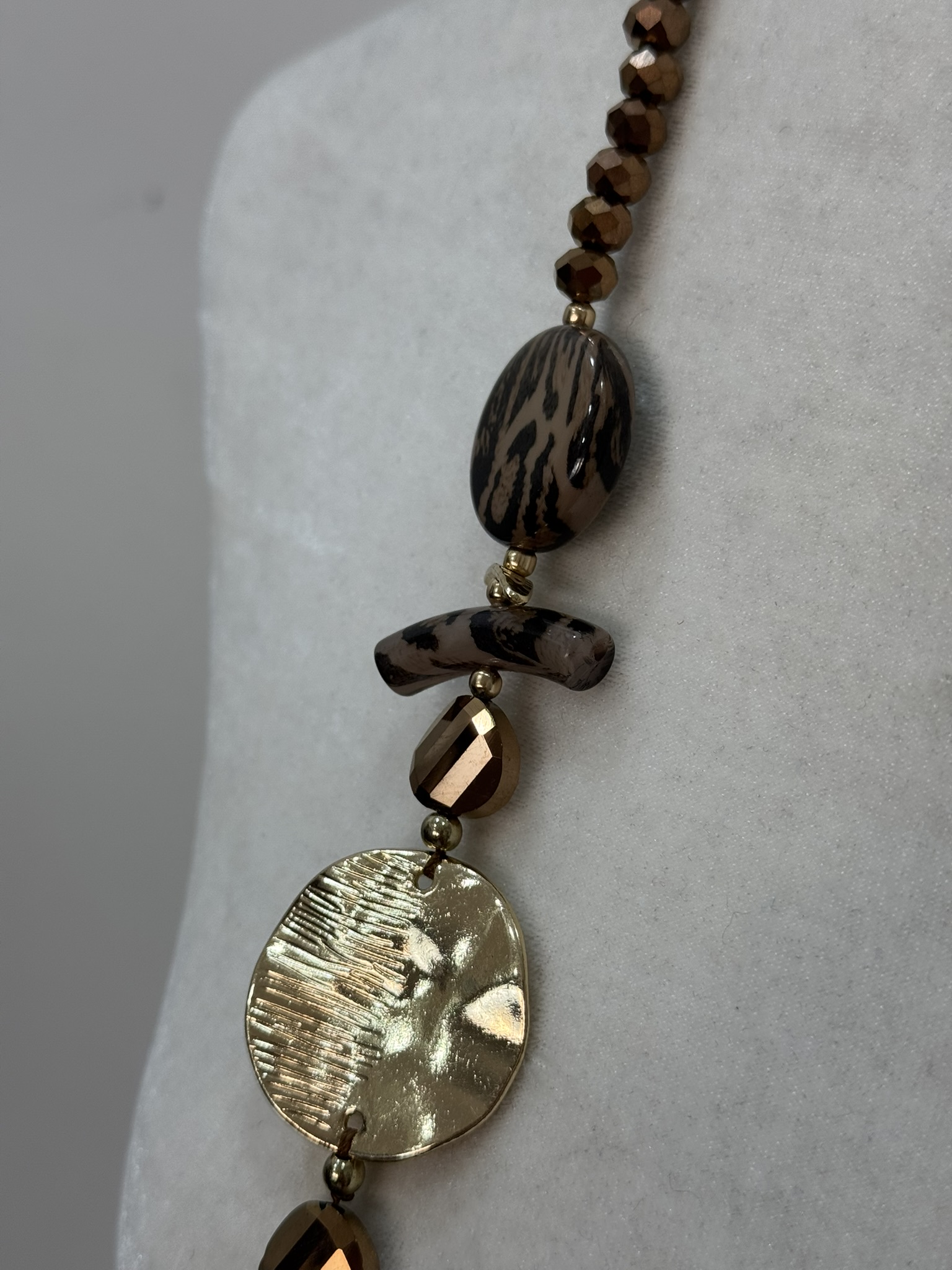 Collar largo animal print detalle petalizados