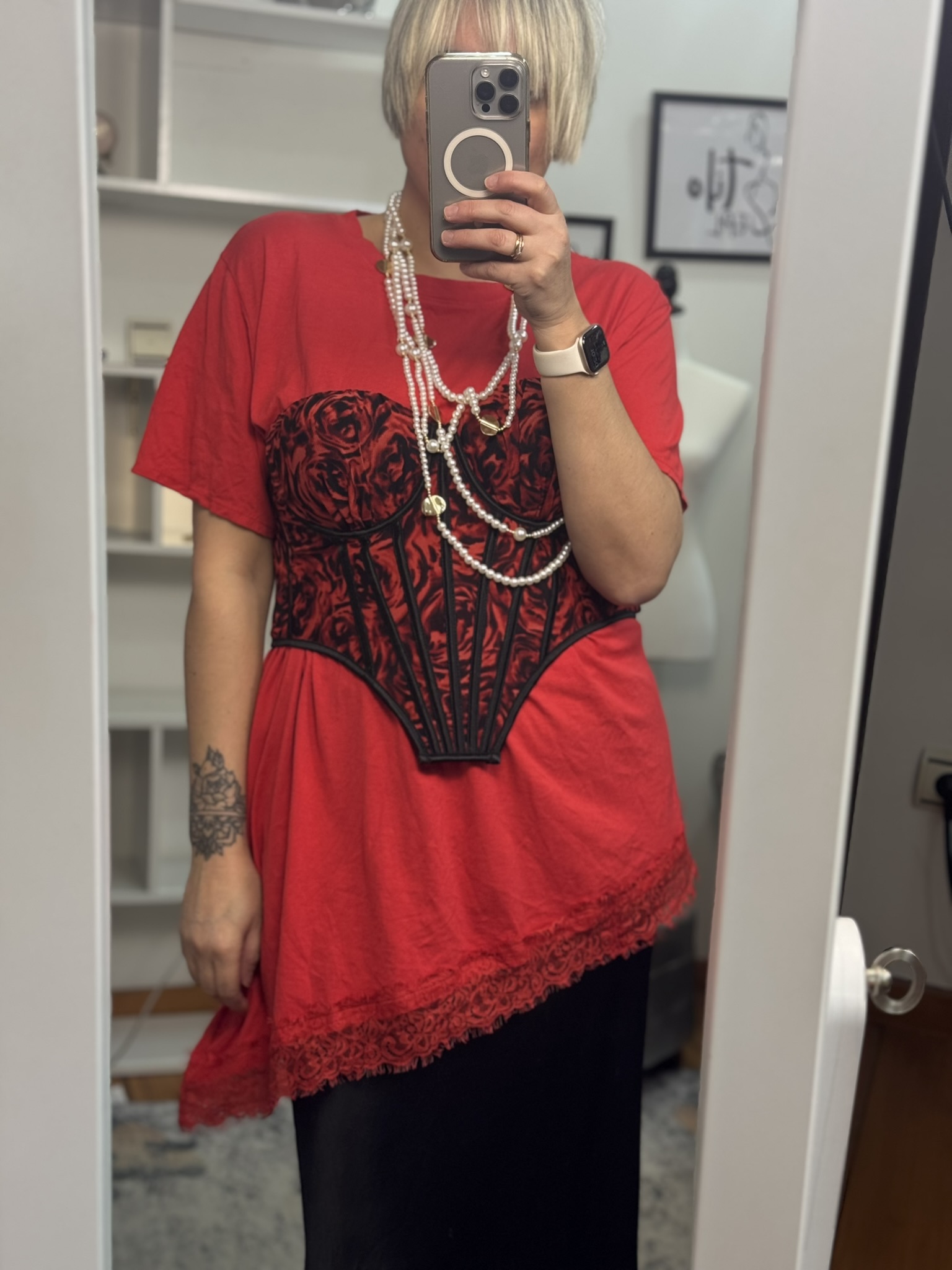 Camiseta asimétrica bajo encaje