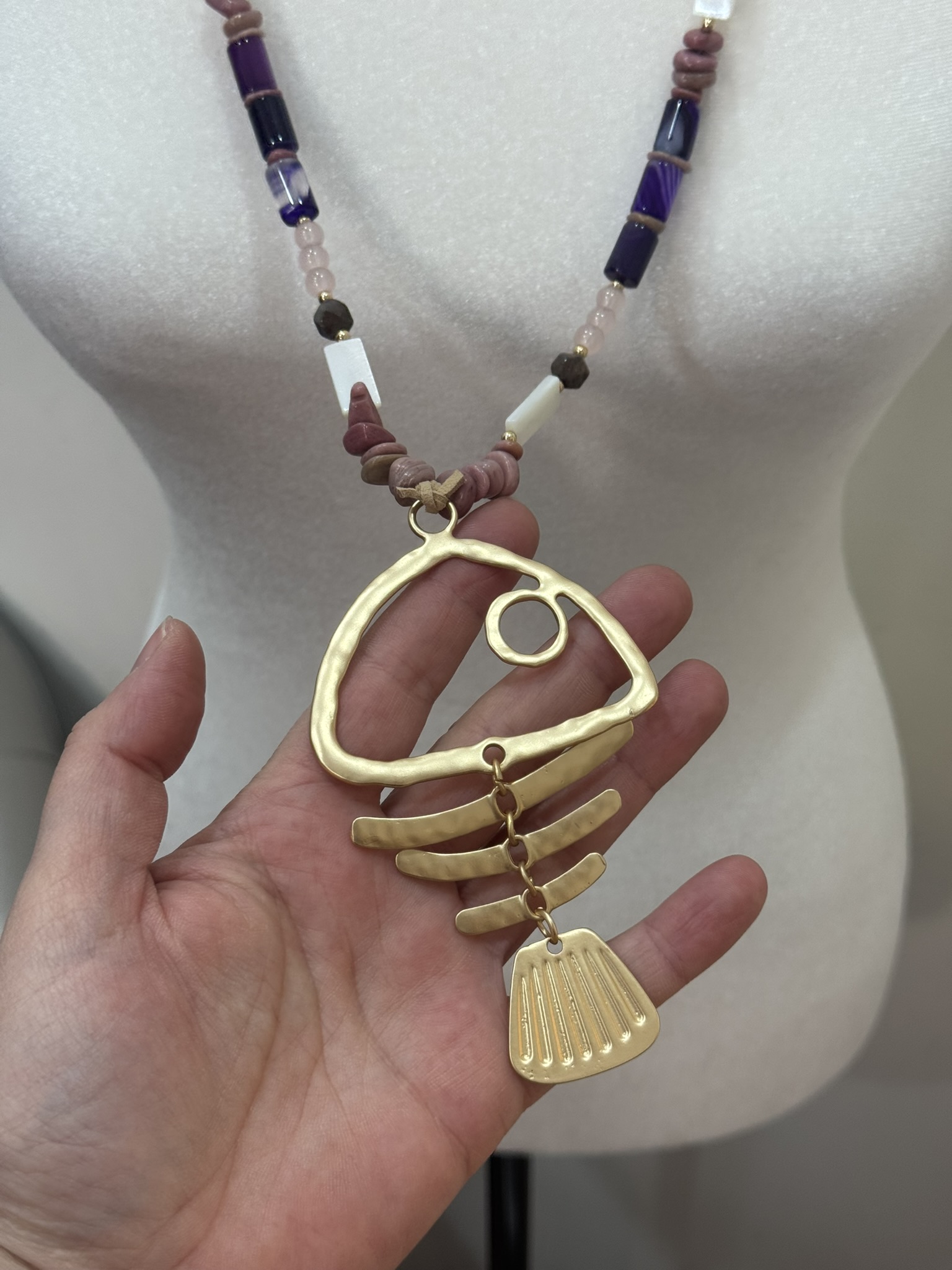 Collar pez abalorios