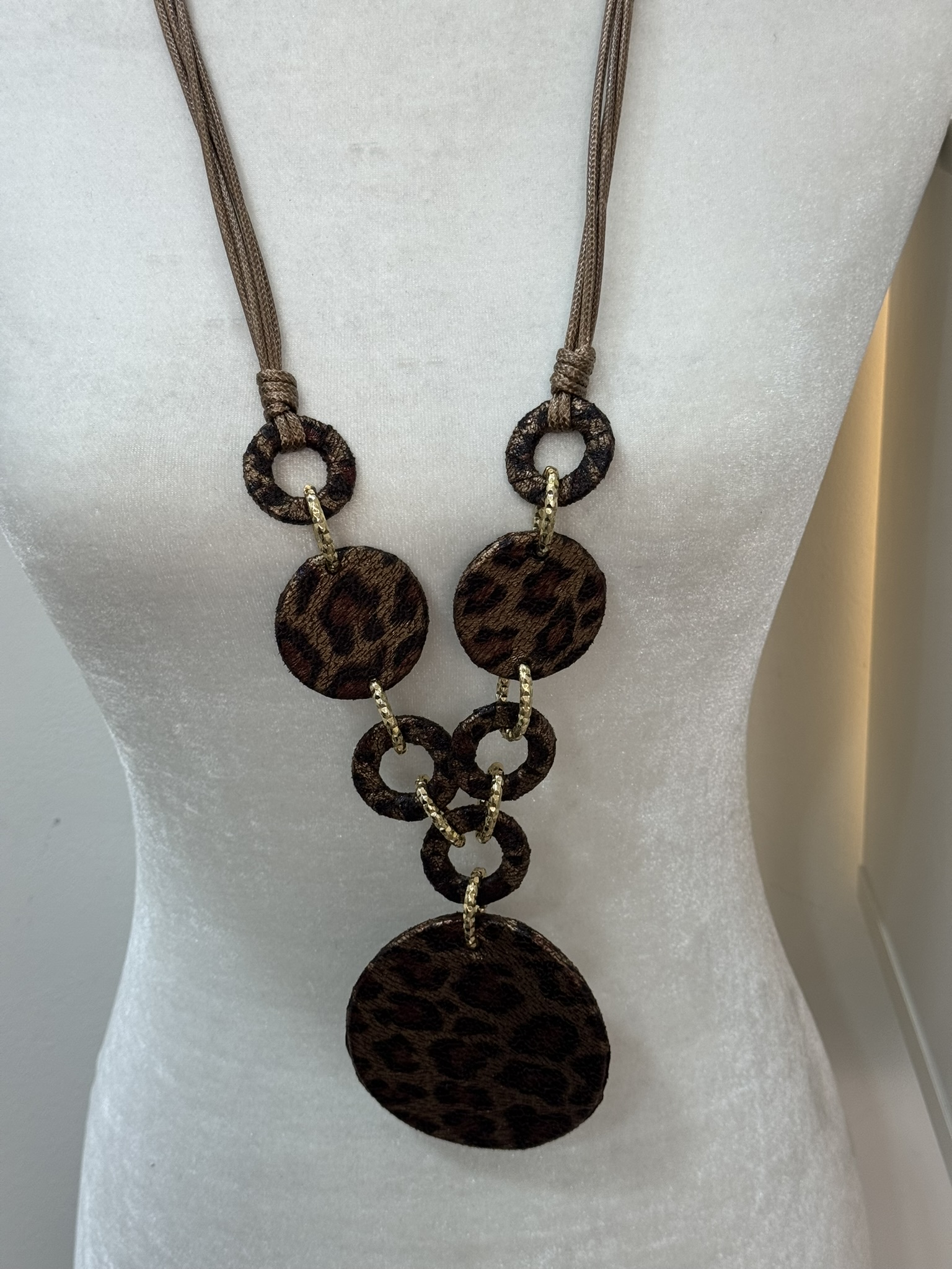 Collar largo animal print