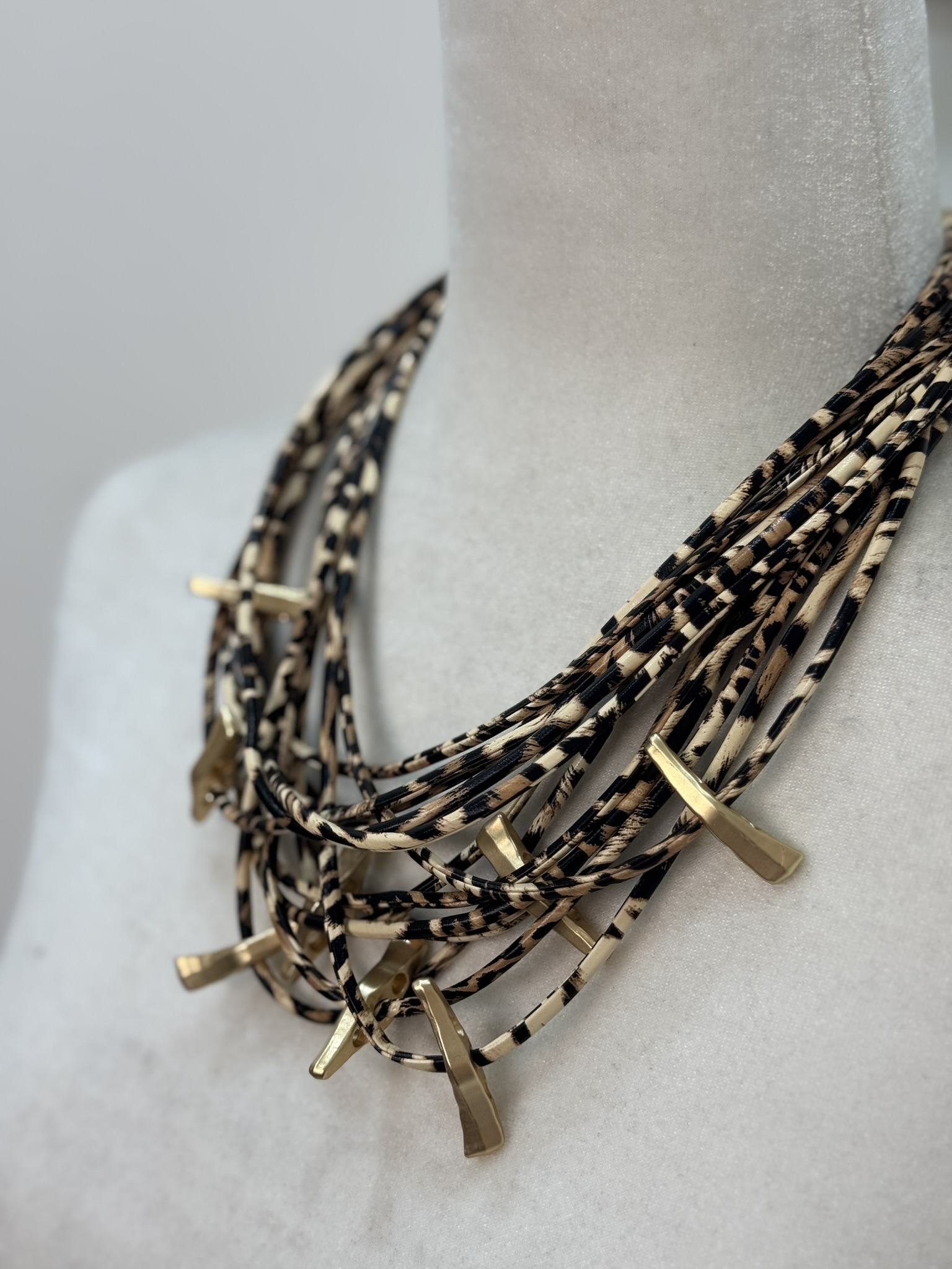 Collar corto animal print