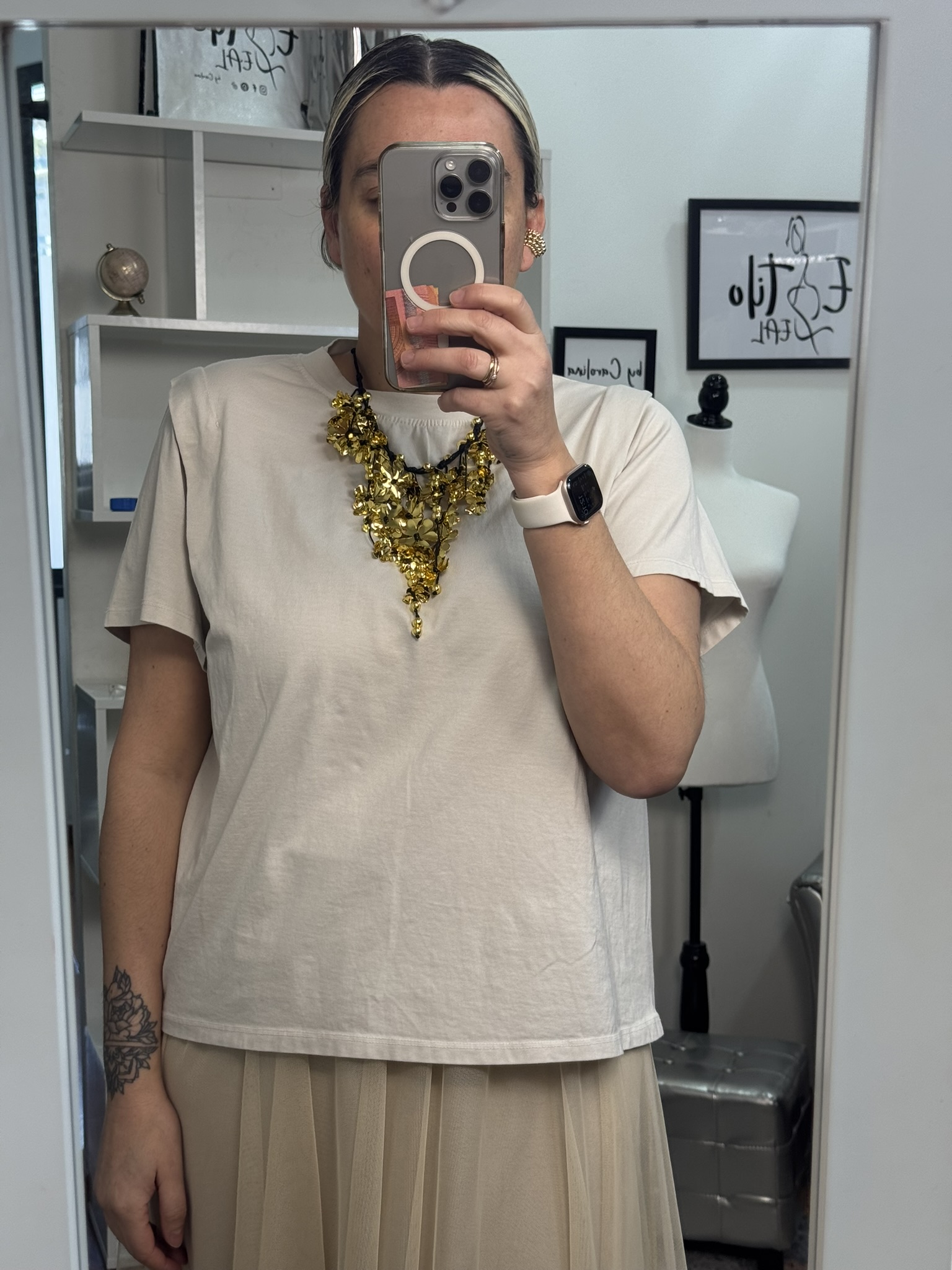 Camiseta pliegues hombros