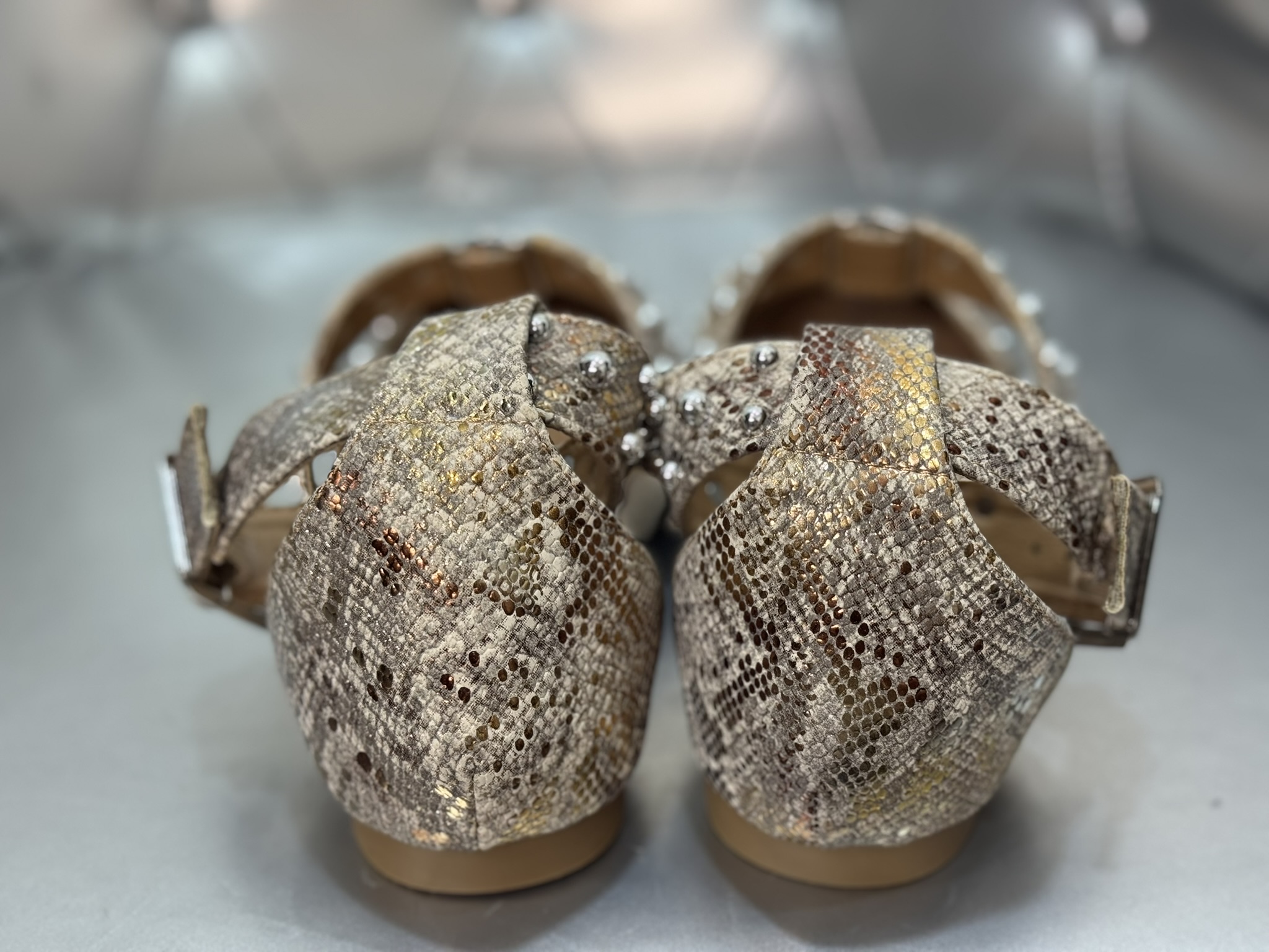 Zapato tachuelas serpiente efecto desgastado