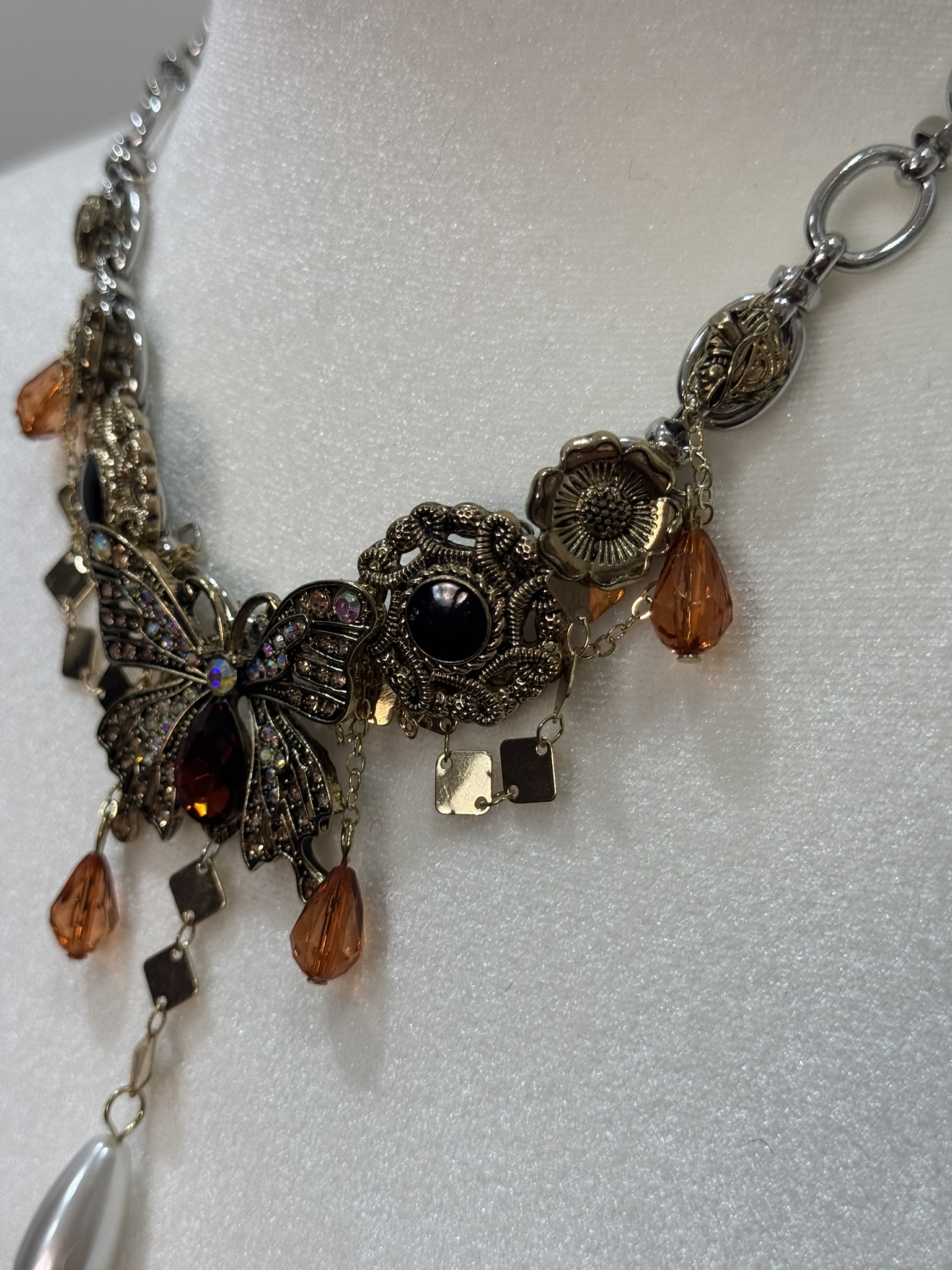 Collar corto mariposa