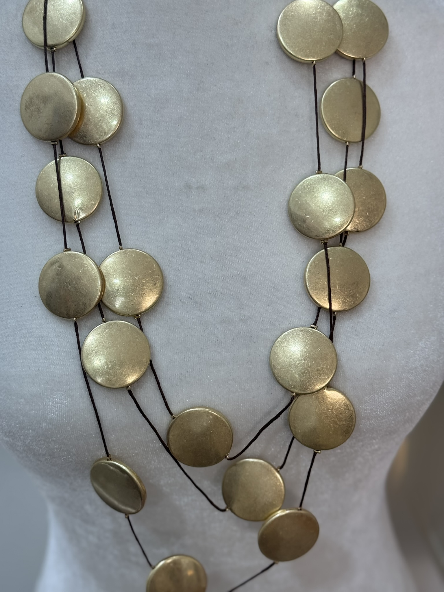 Collar círculos dorados vueltas 