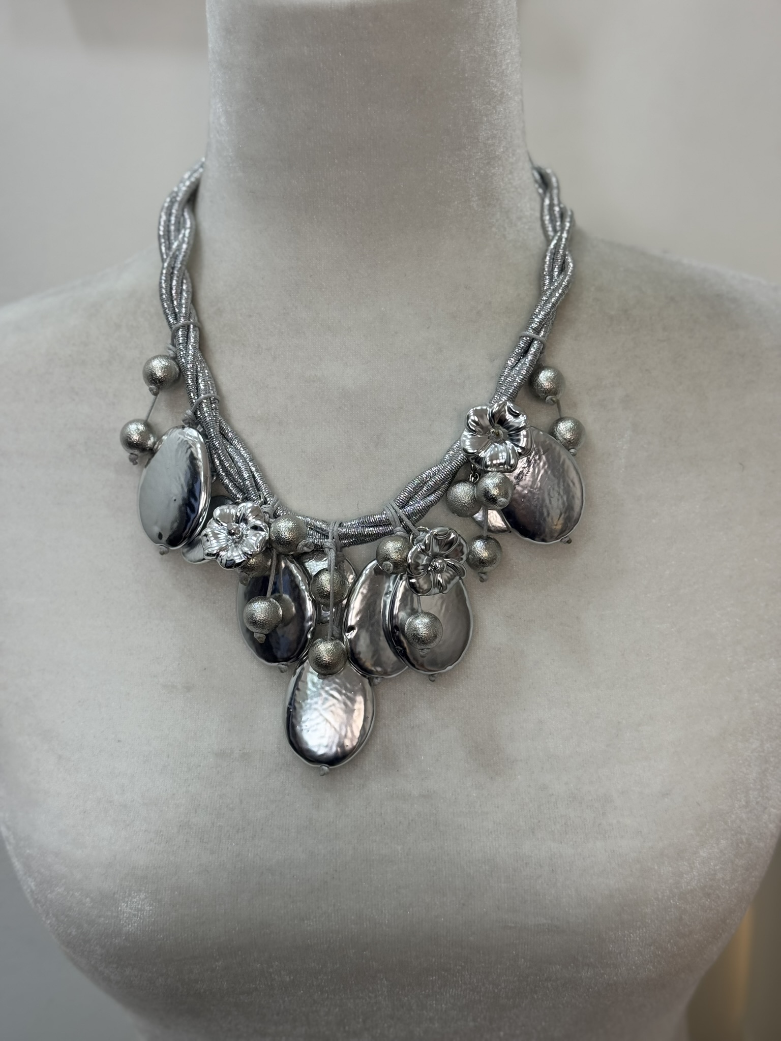 Collar plateado detalle flores