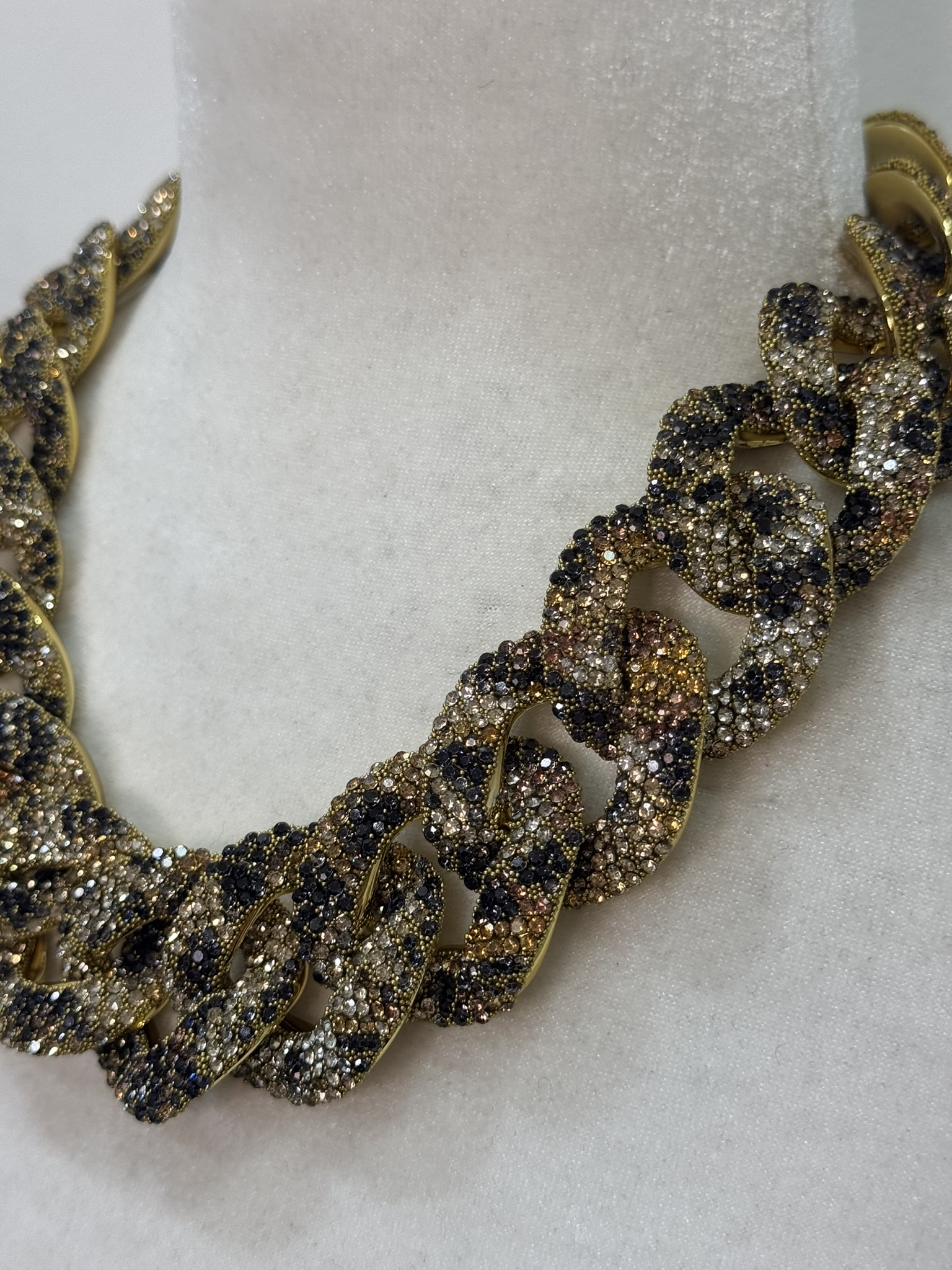 Collar corto eslabones animal print