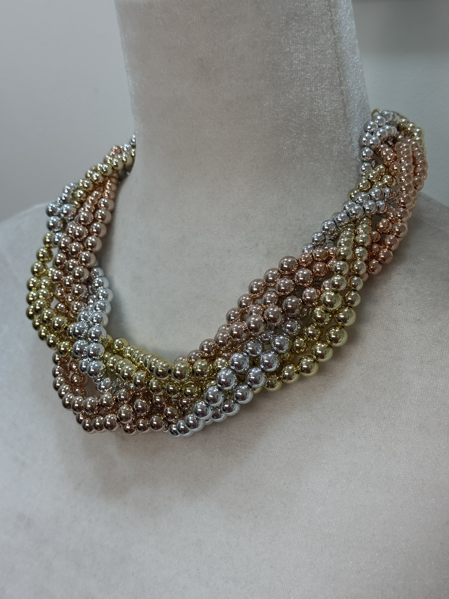 Colar esferas trenzado