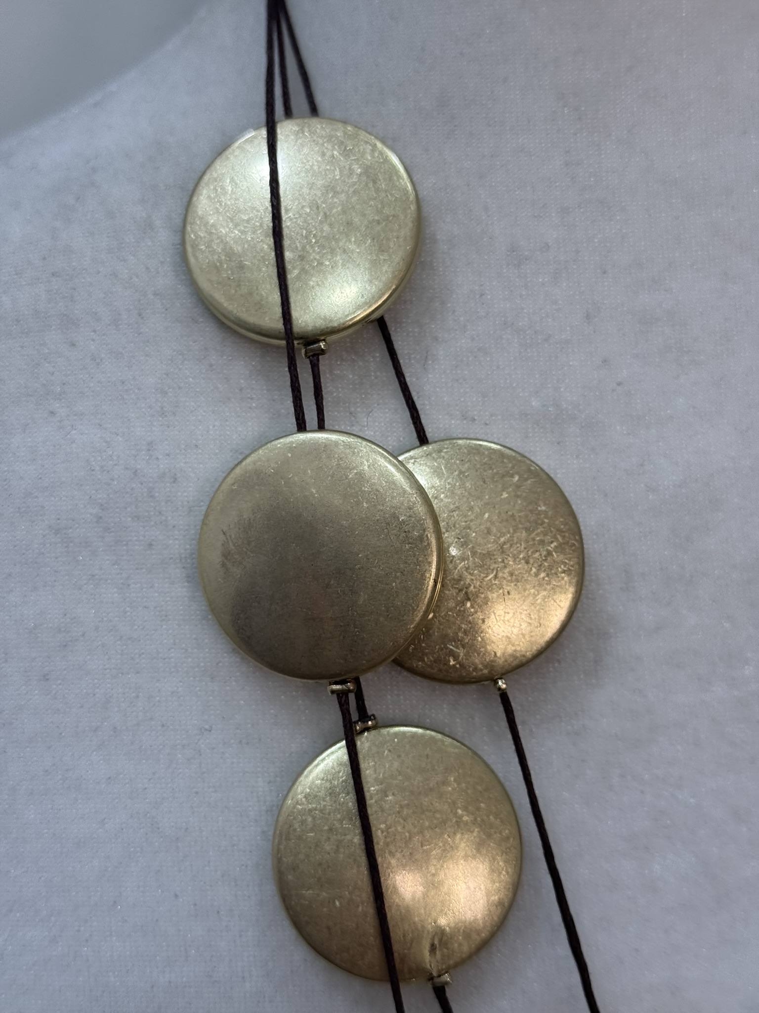 Collar círculos dorados vueltas 