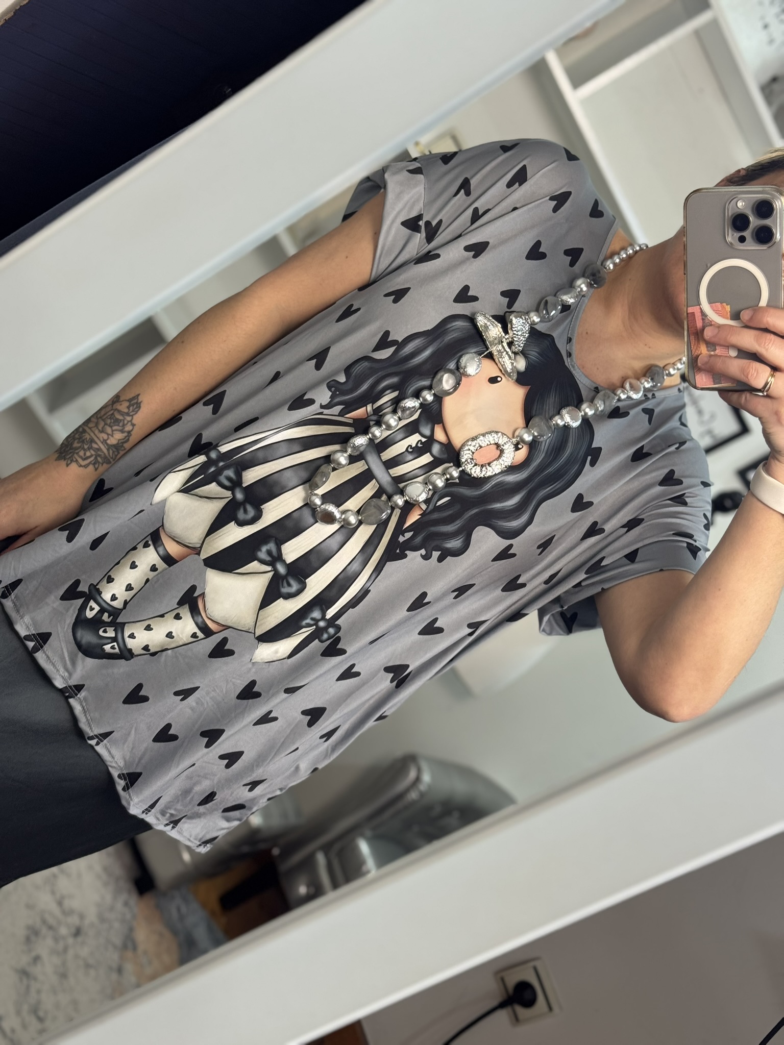 Camiseta gris muñeca