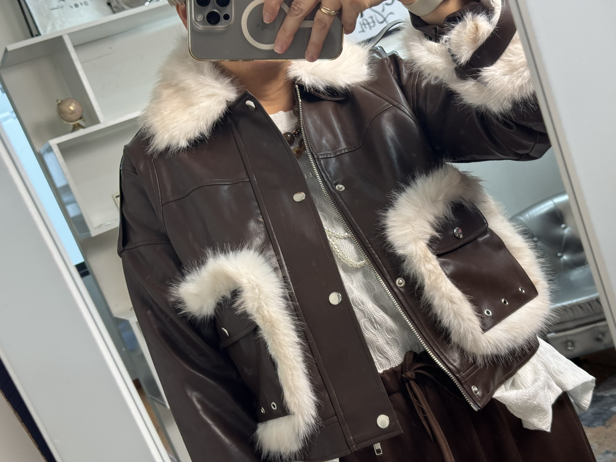 Cazadora símil piel pelo contraste 