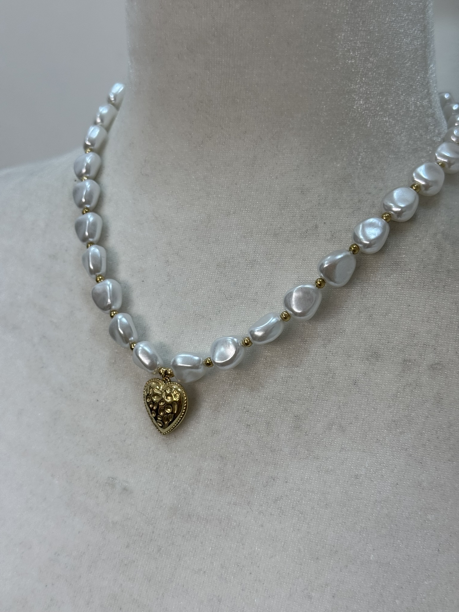 Colla perlas y corazón