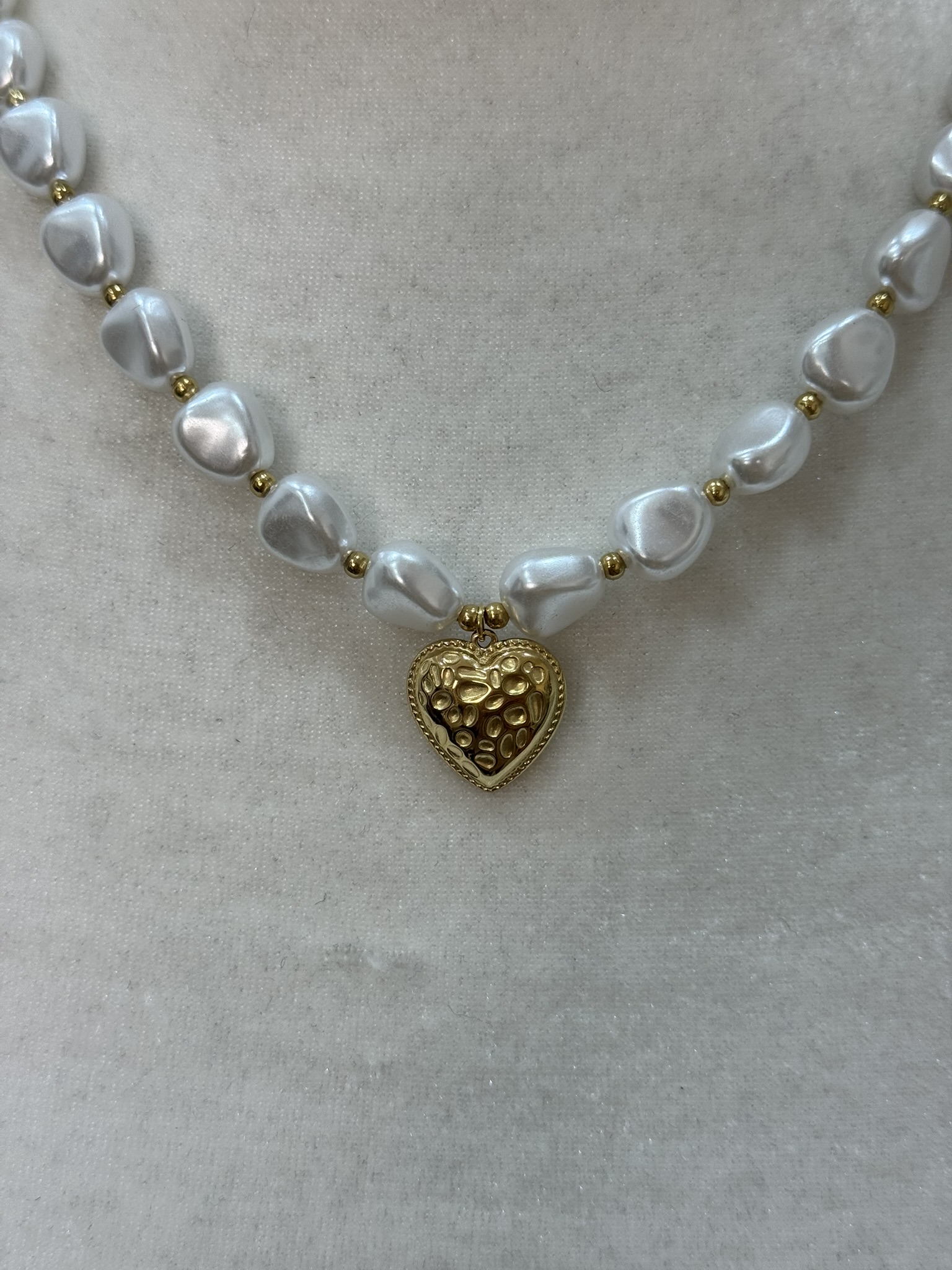 Colla perlas y corazón