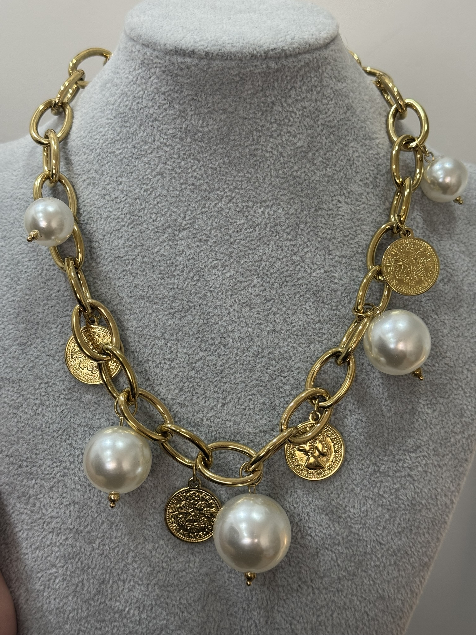 Collar corto perlas y monedas