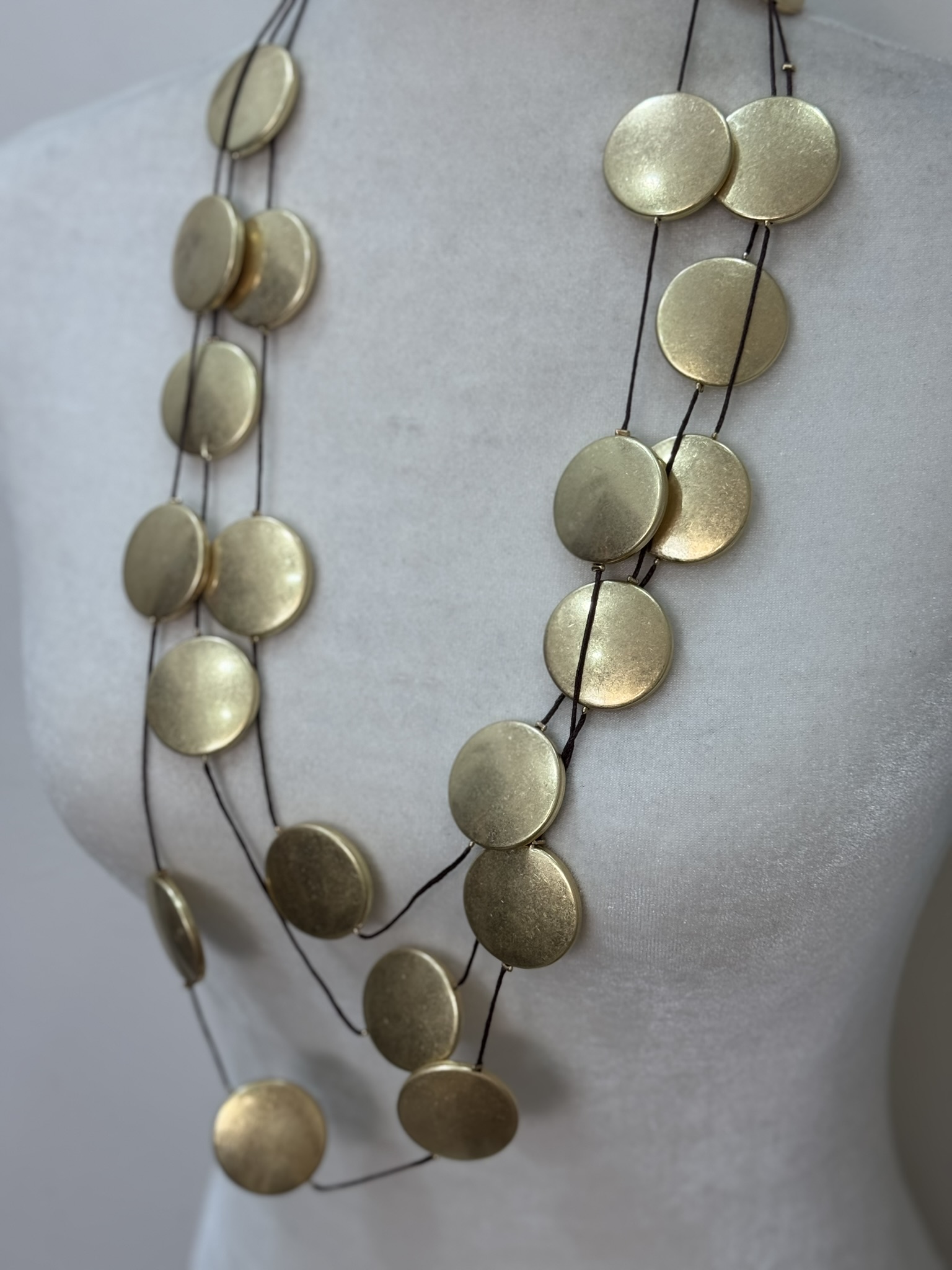 Collar círculos dorados vueltas 