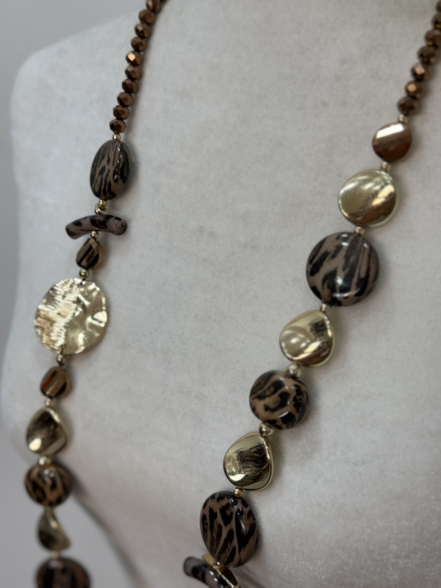 Collar largo animal print detalle petalizados