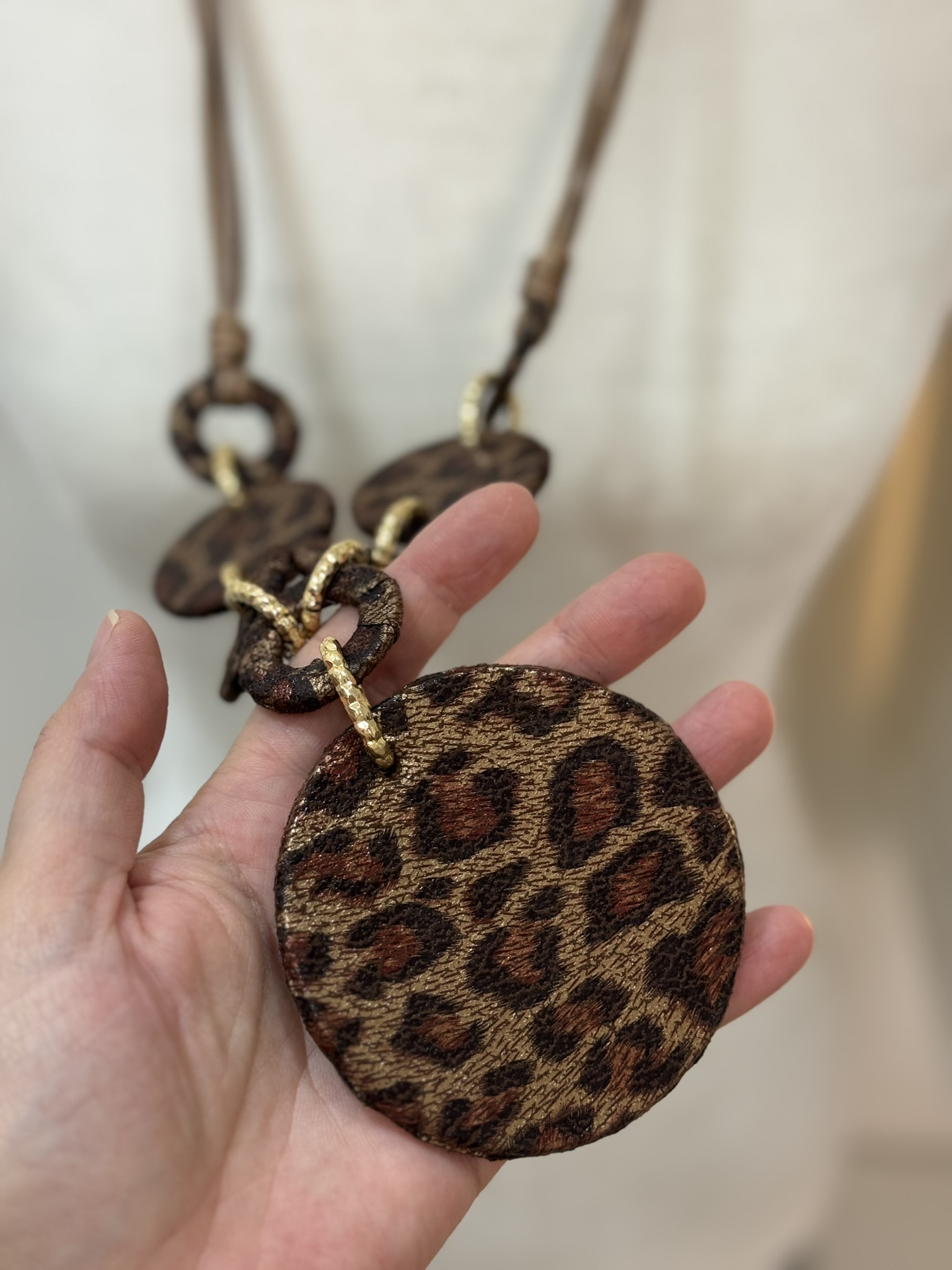 Collar largo animal print