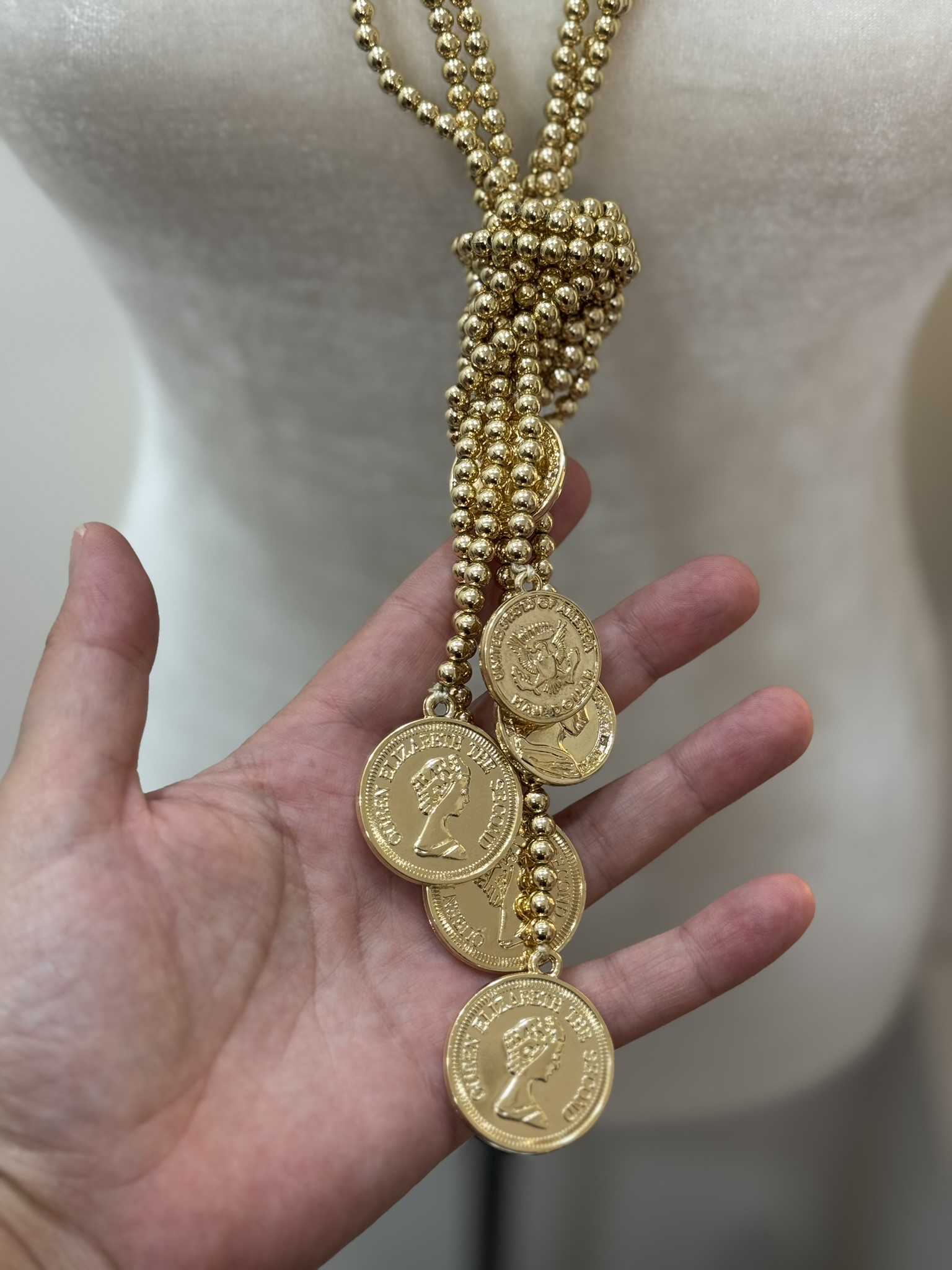 Colla bolitas y monedas