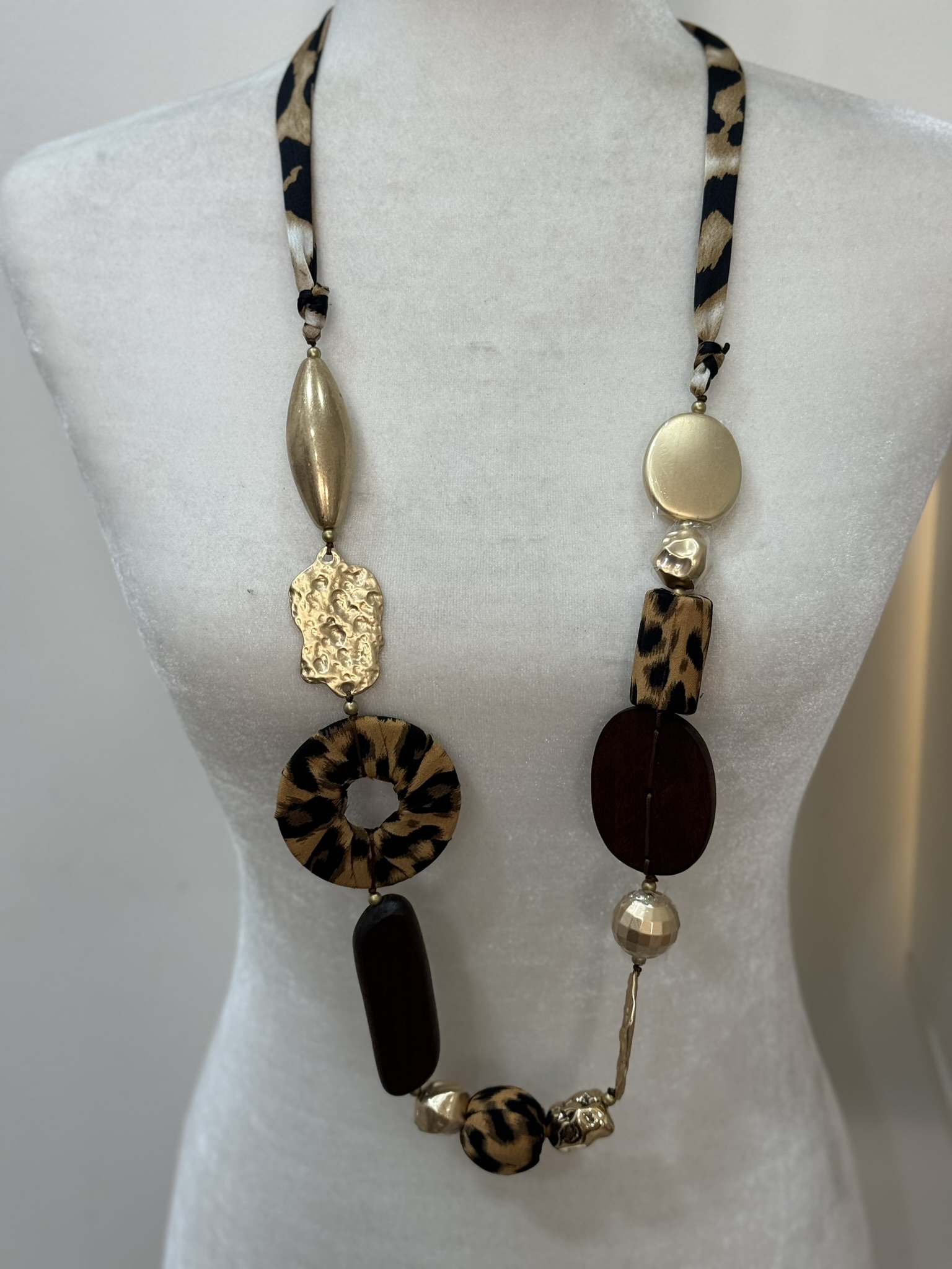 Collar largo animal print detalles dorados