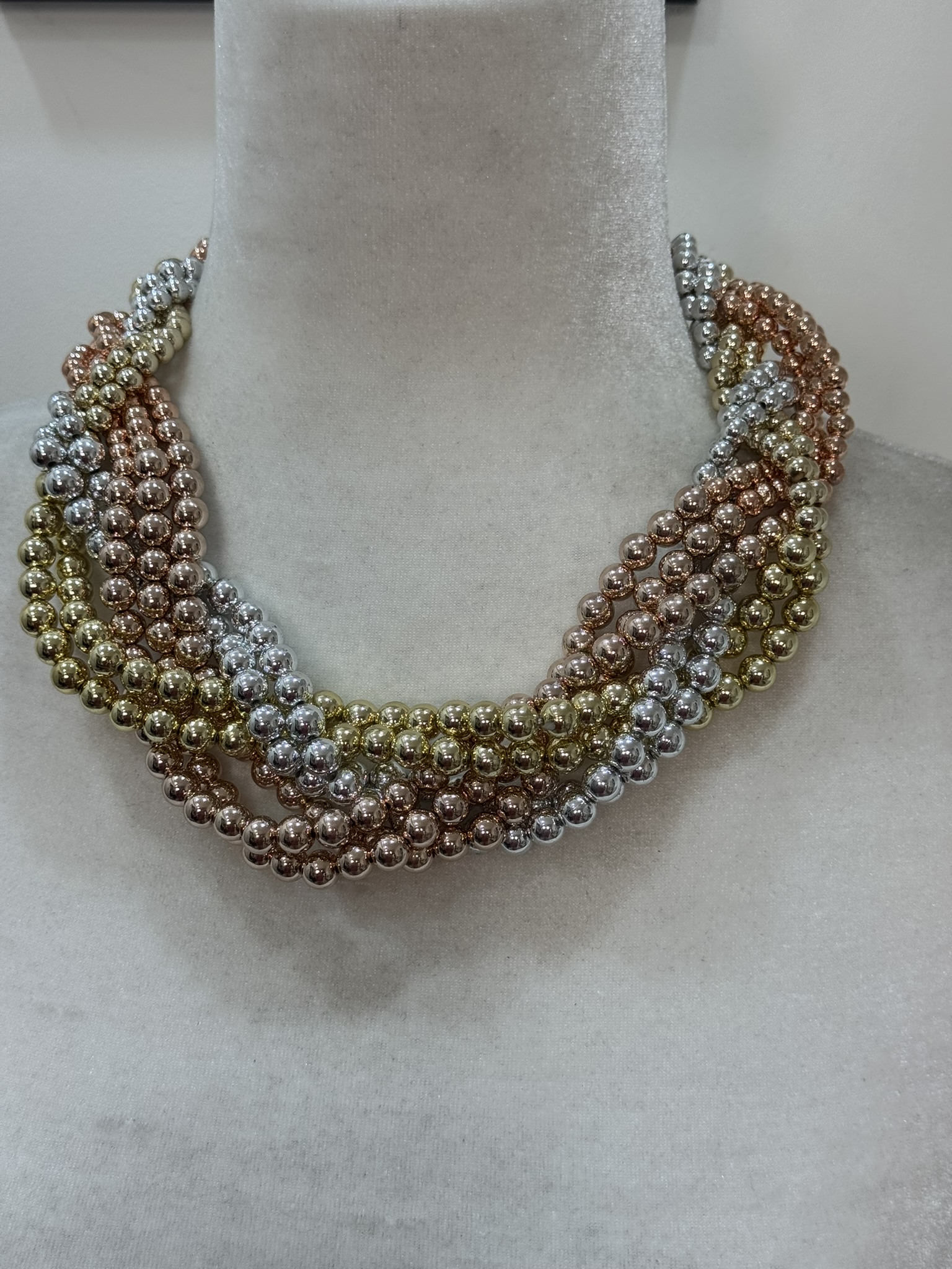 Colar esferas trenzado