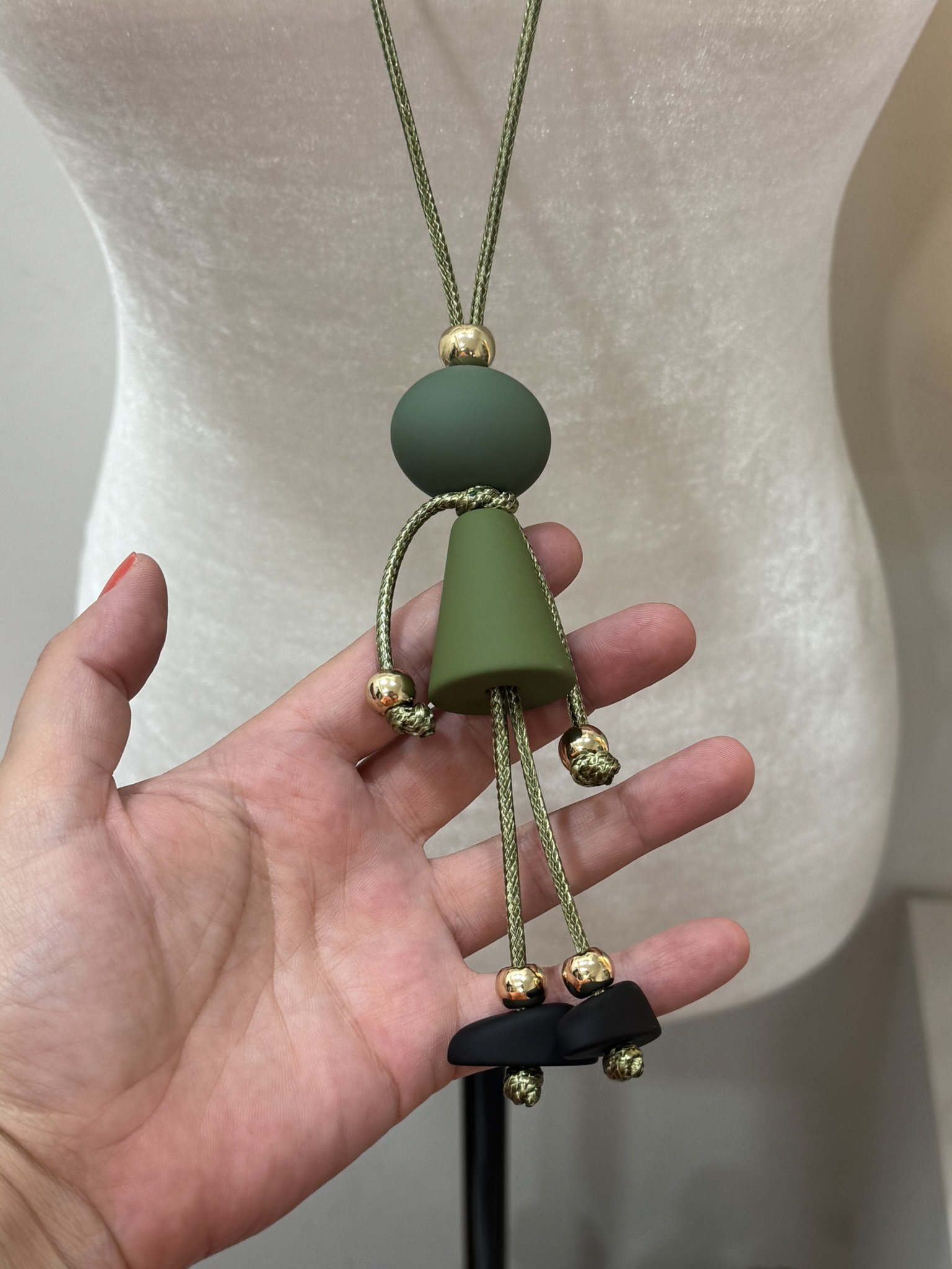 Collar muñeca madera 