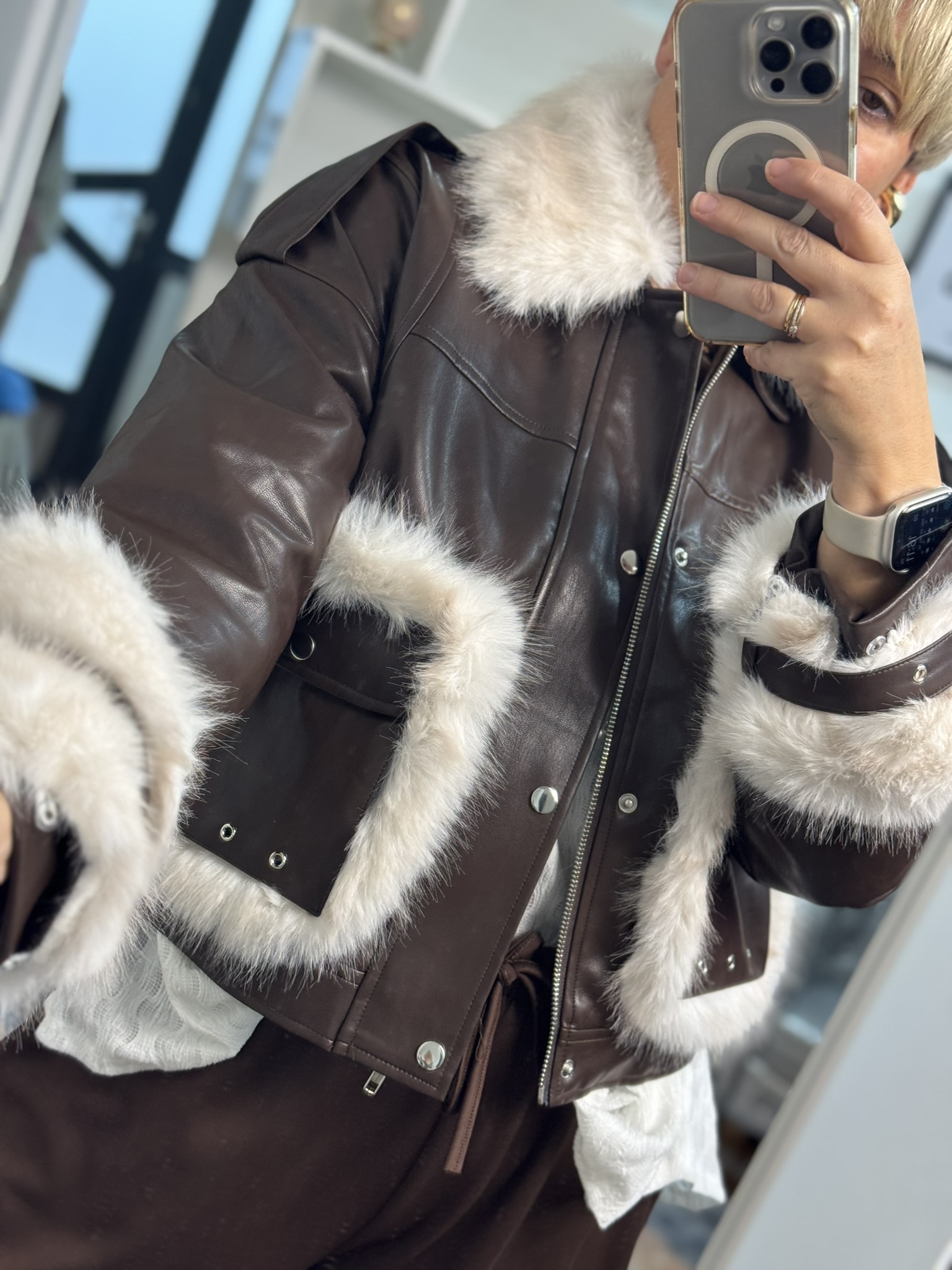 Cazadora símil piel pelo contraste 