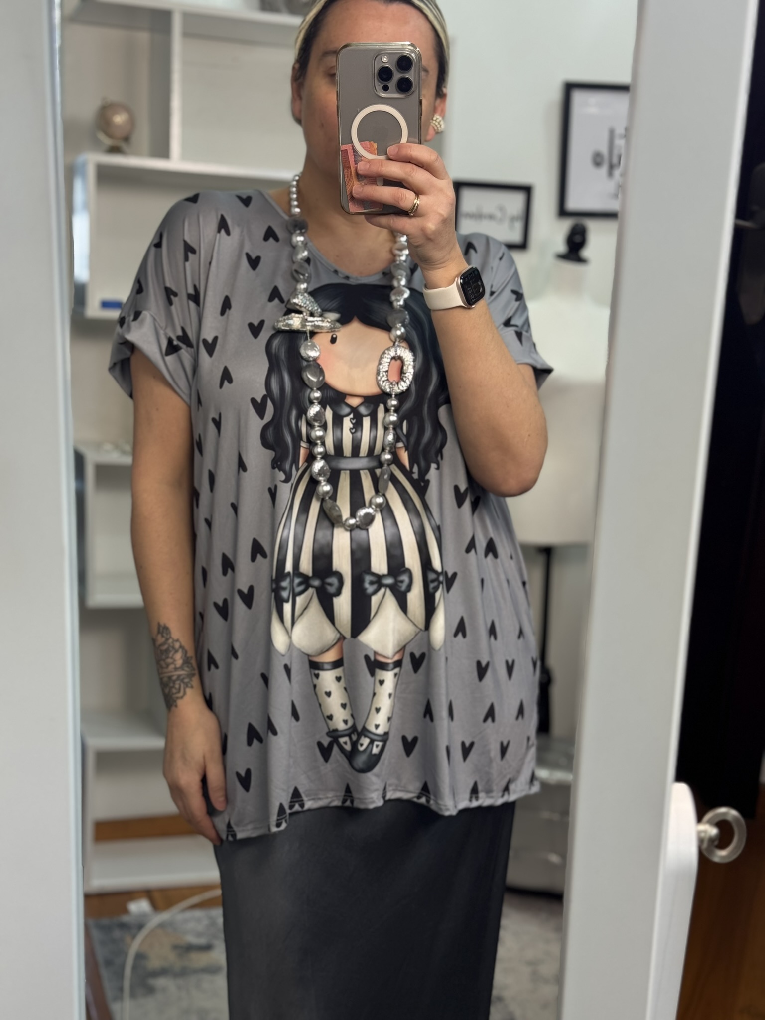 Camiseta gris muñeca