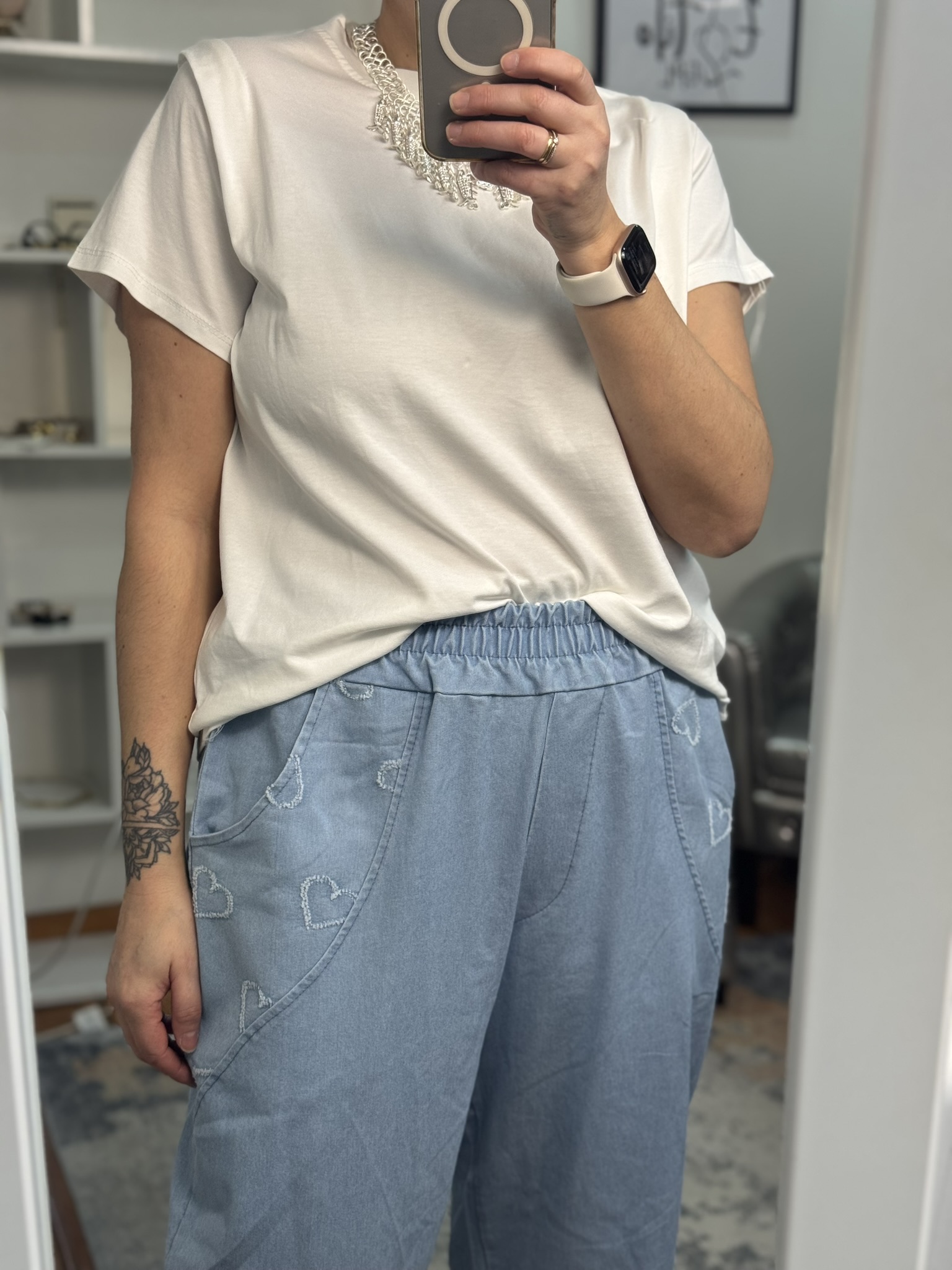 Pantalón denim detalle corazones