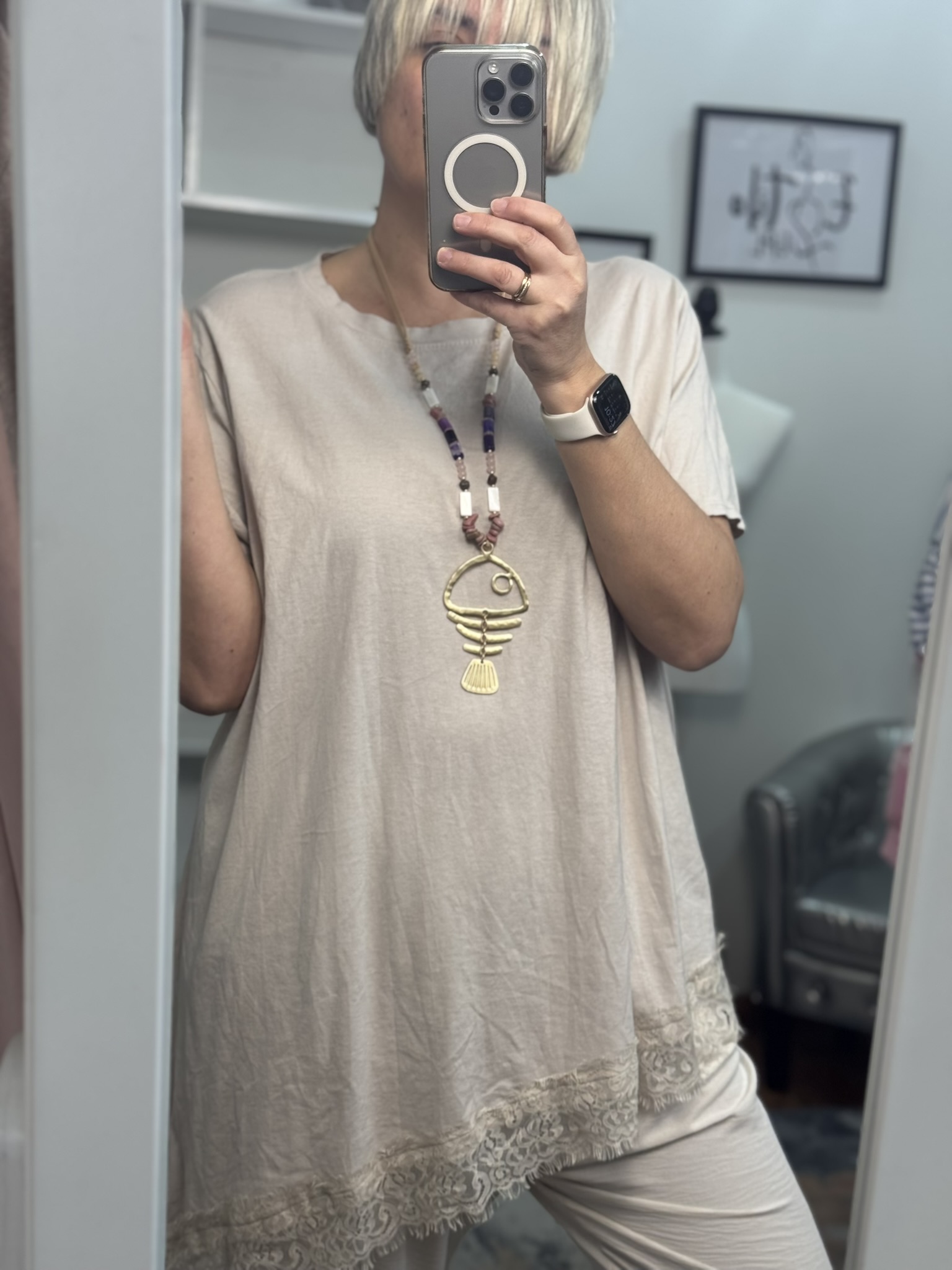 Camiseta asimétrica bajo encaje