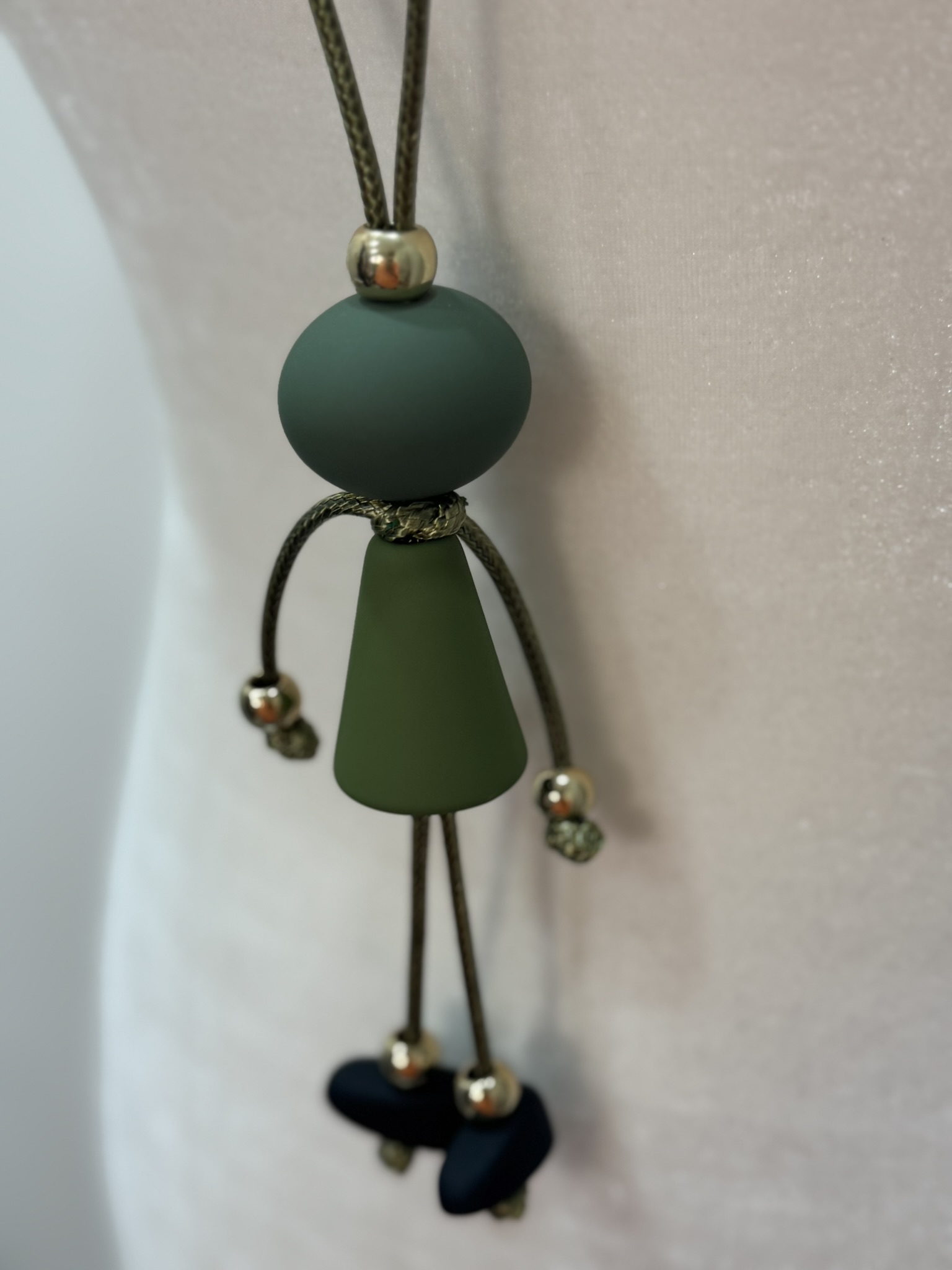 Collar muñeca madera 