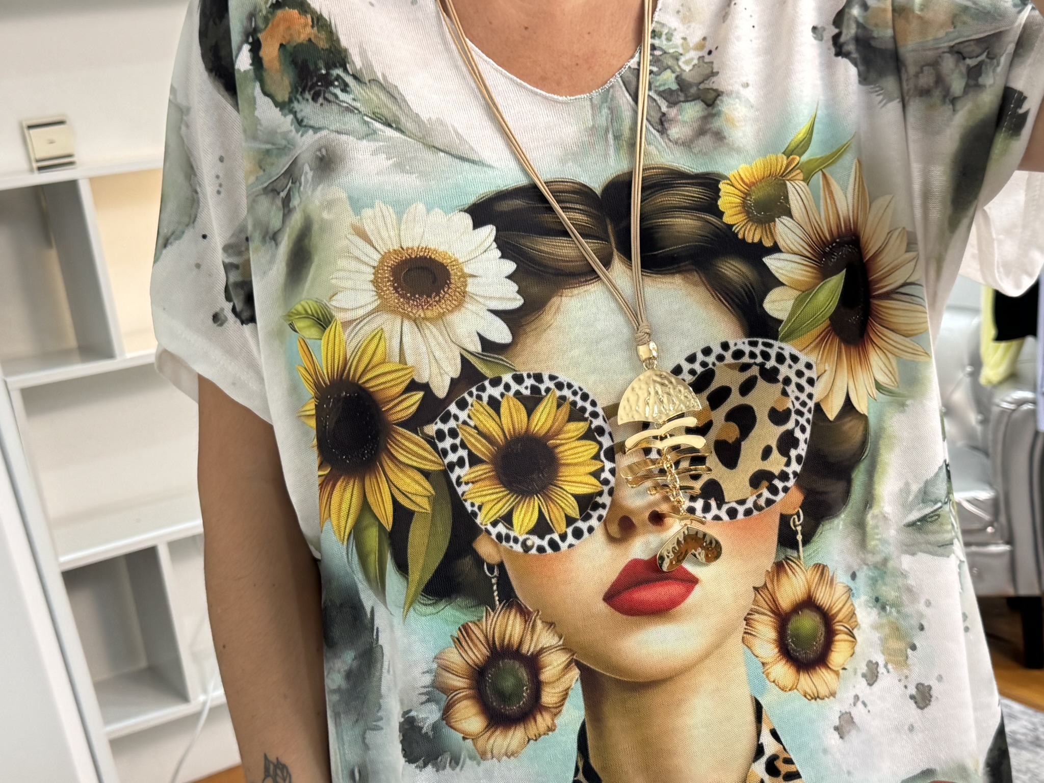 Camiseta chica gafas girasoles