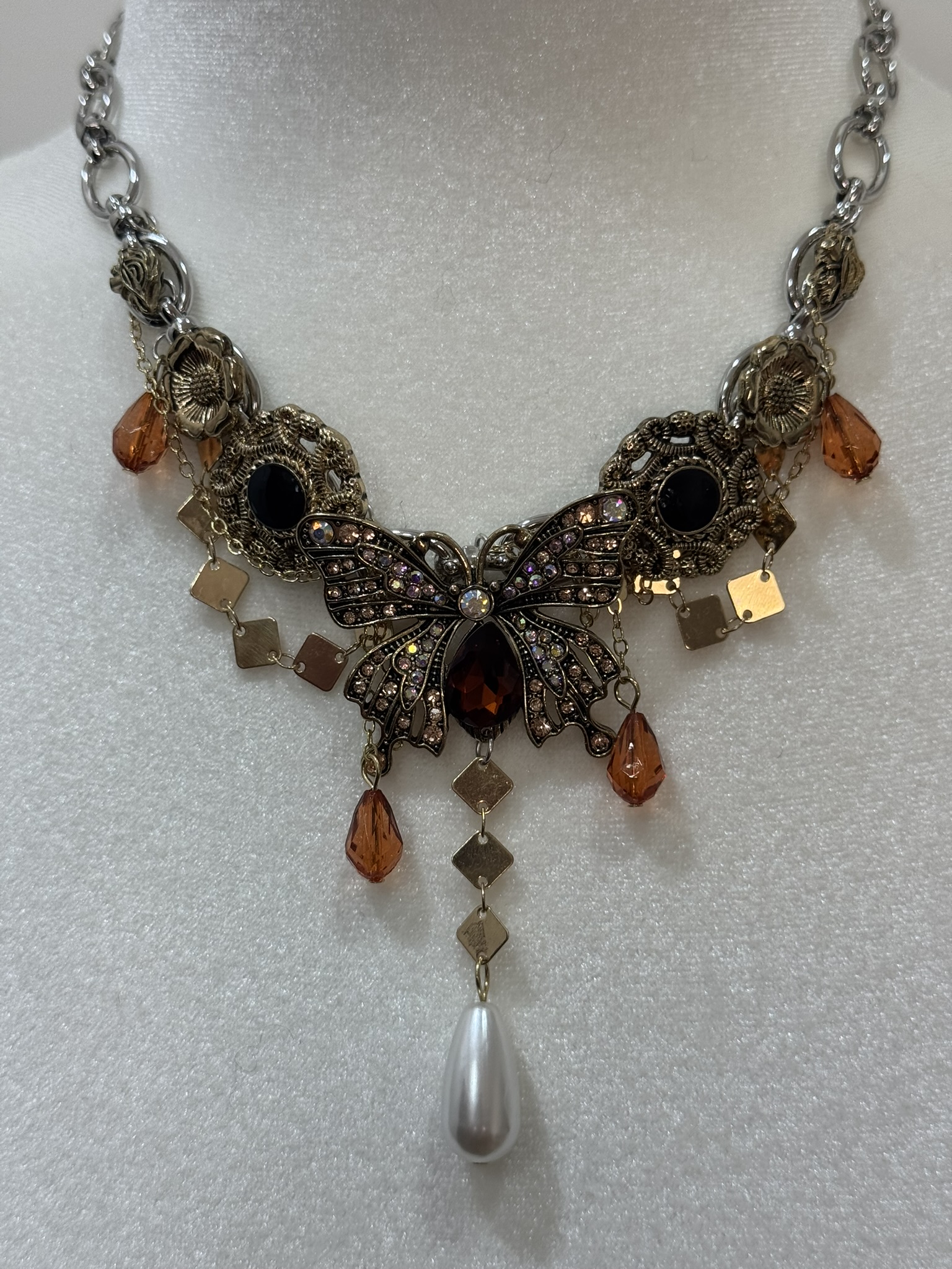 Collar corto mariposa