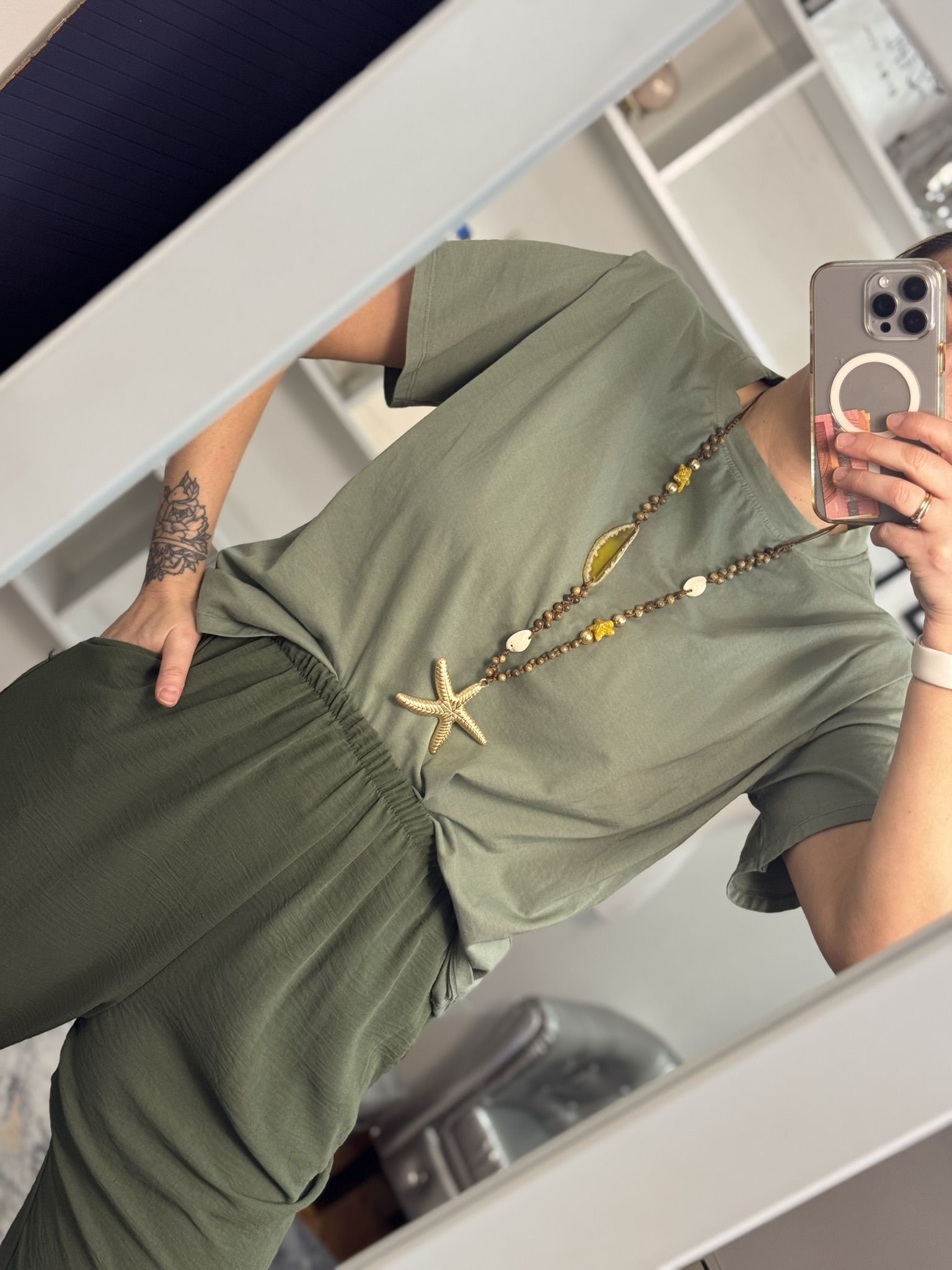 Camiseta pliegues hombros