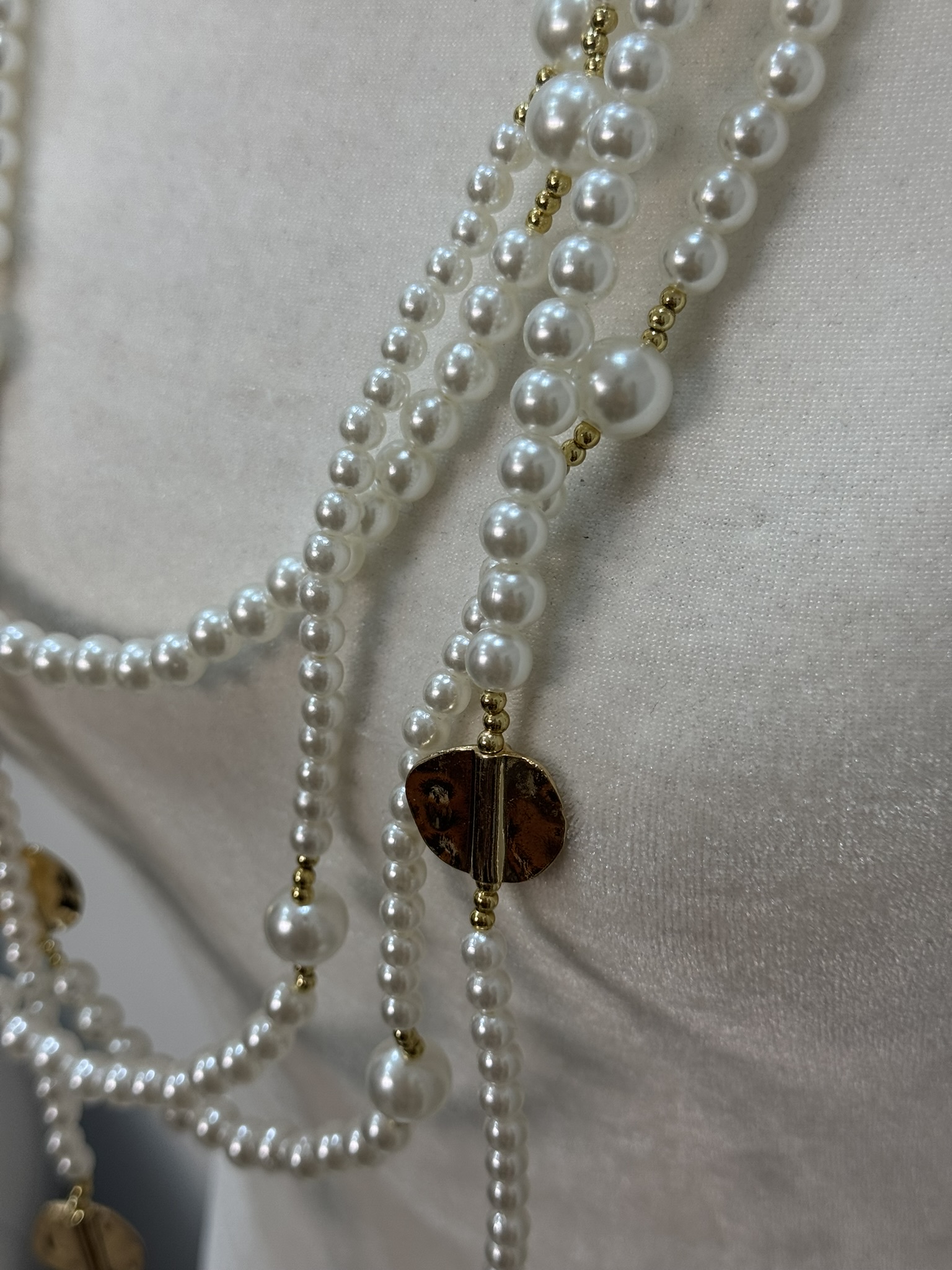 Collar perlas con detalles largo