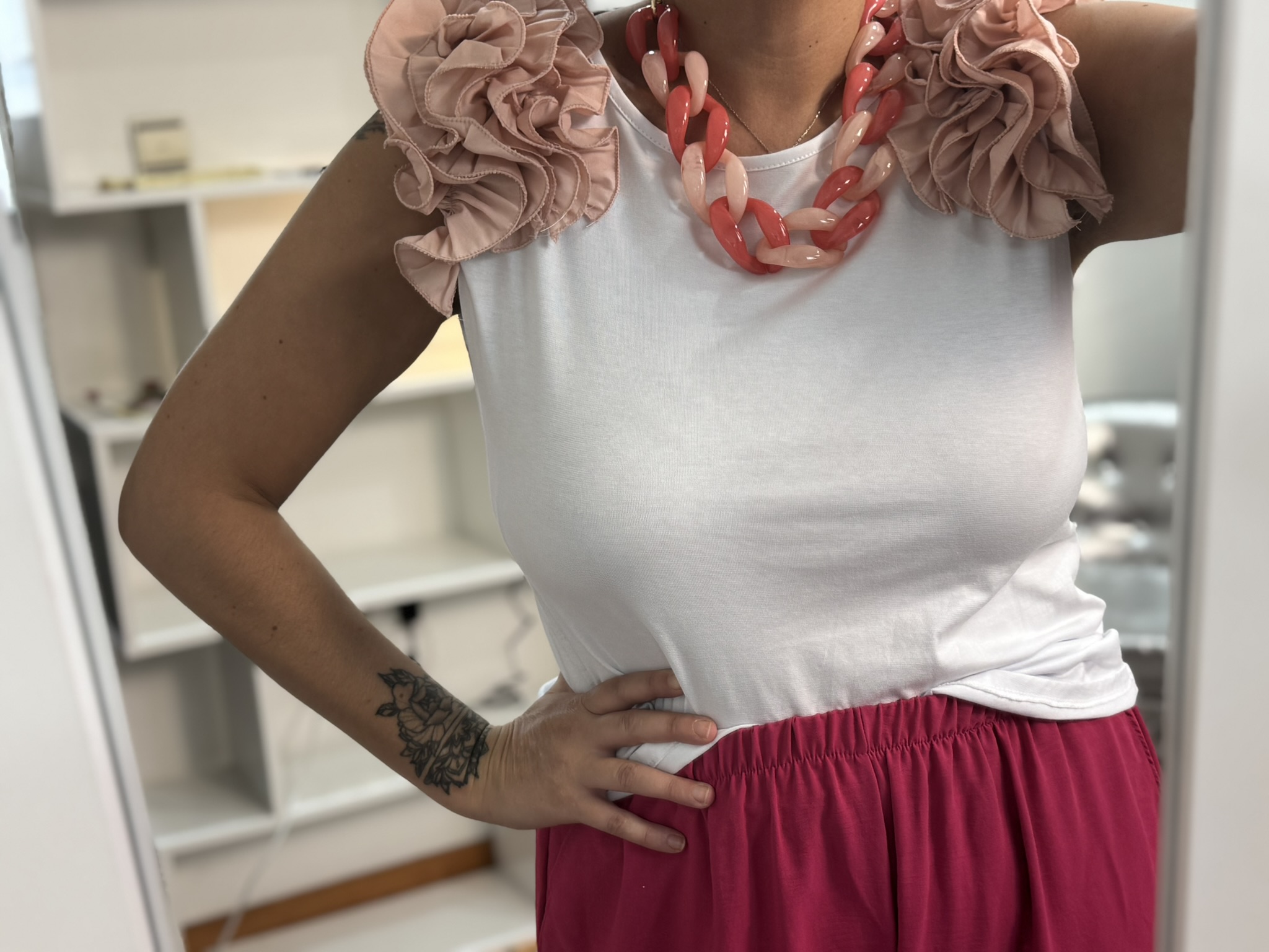 Camiseta rosetones en hombro